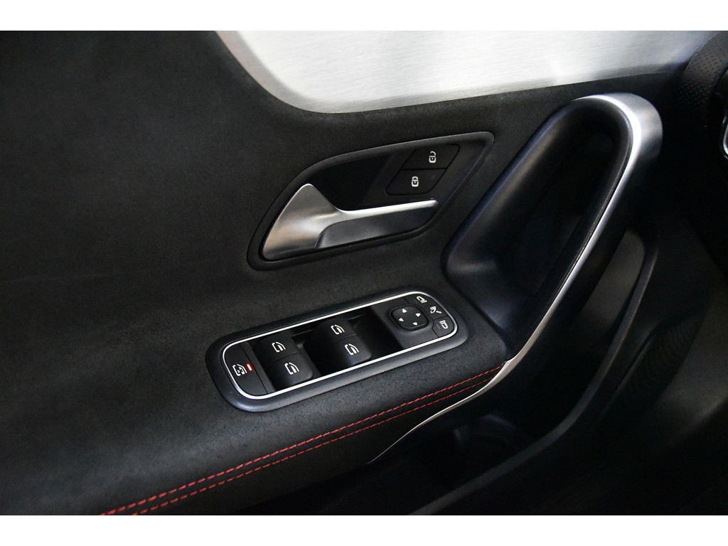 Mercedes-Benz A-klasse 250 AMG Line sfeer, pano 18