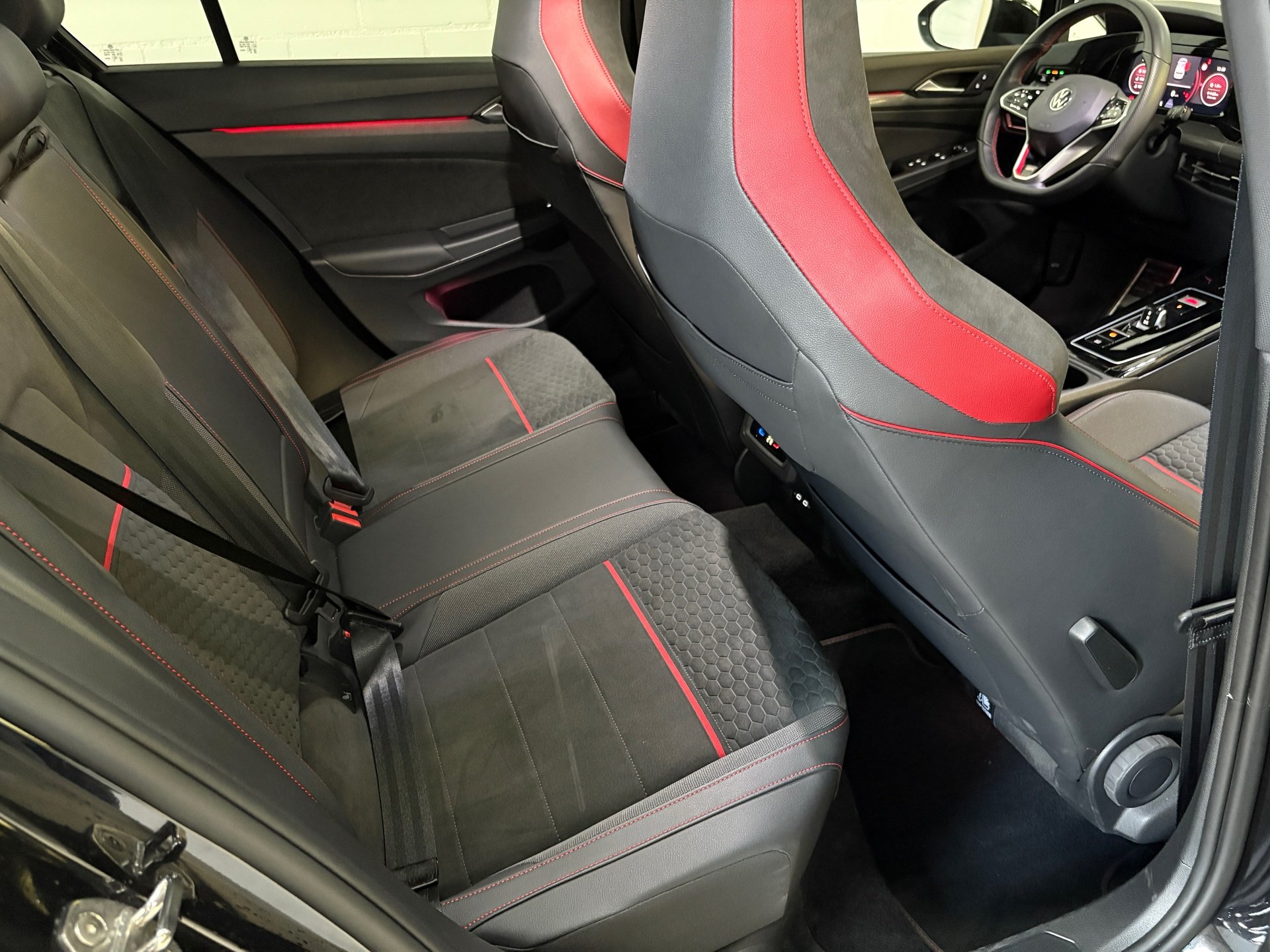 Volkswagen GOLF 2.0 TSI GTI CLUBSPORT 300pk panorama 13