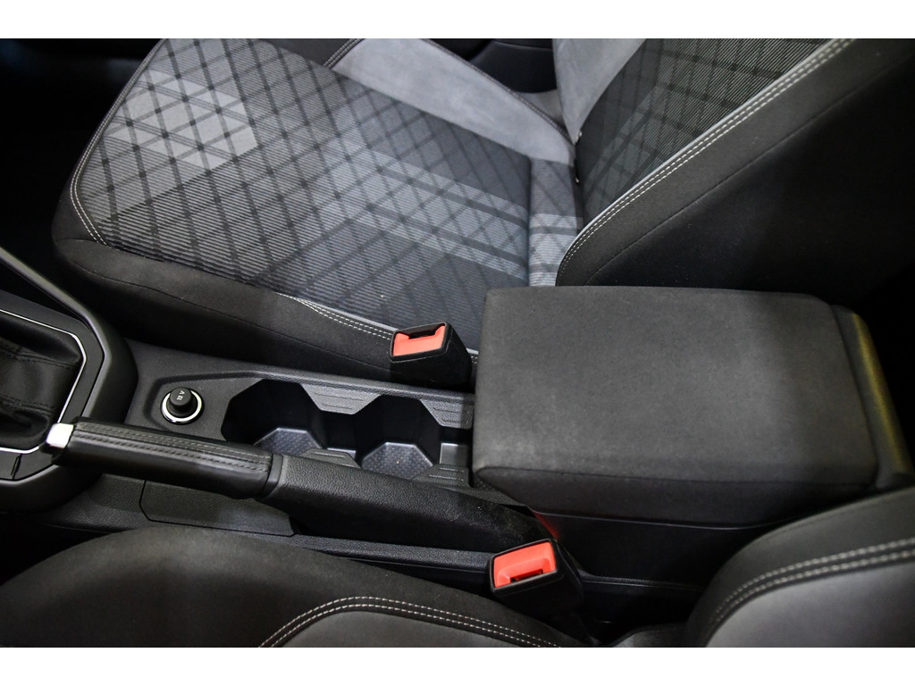 Volkswagen TAIGO 1.5 TSI R-Line Pano Side assist Camera Business 17
