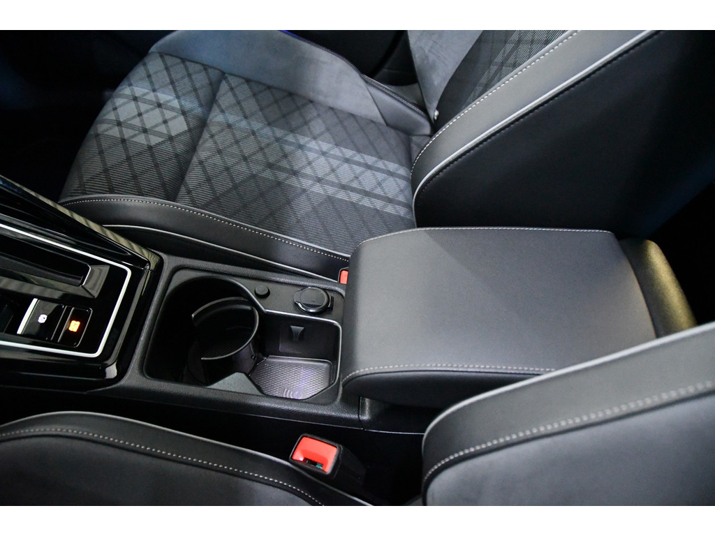 Volkswagen Golf 1.5 eTSI R-LINE PANO H&K VOL 21