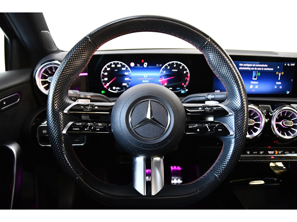 Mercedes-Benz A-klasse A200 AMG-Line Pano Cam Night 10
