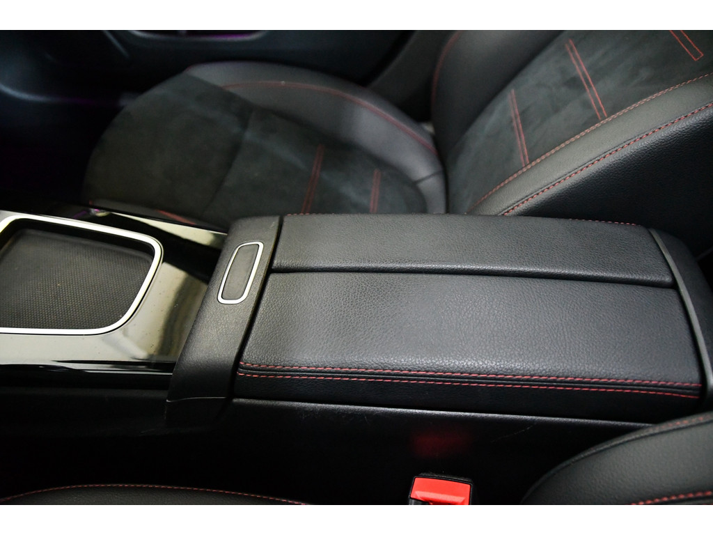 Mercedes-Benz A-klasse A200 AMG-Line Pano Cam Night 23