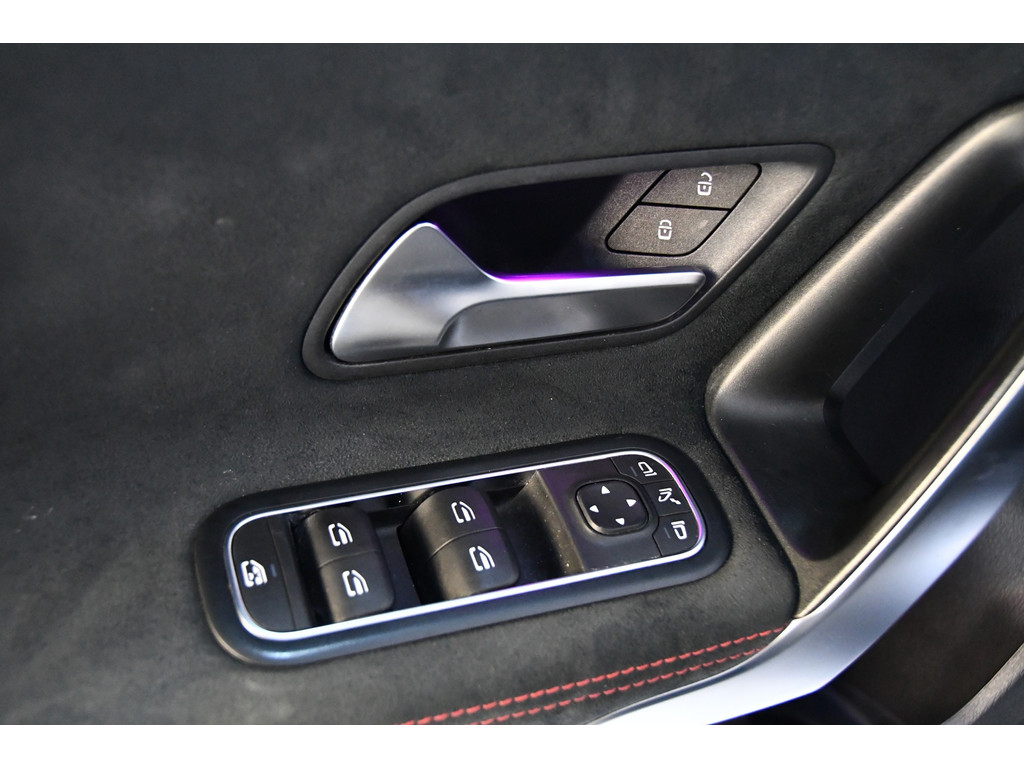 Mercedes-Benz A-klasse A200 AMG-Line Pano Cam Night 6