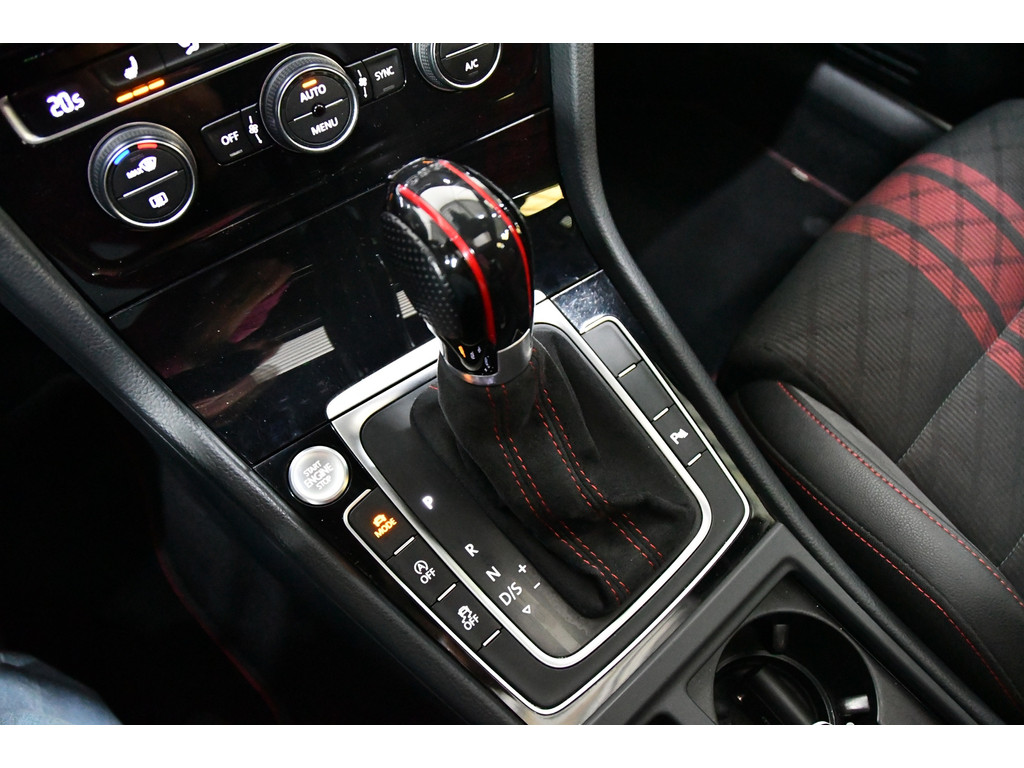 Volkswagen Golf 2.0 TSI GTI TCR pano blindspot Akrapovic 22