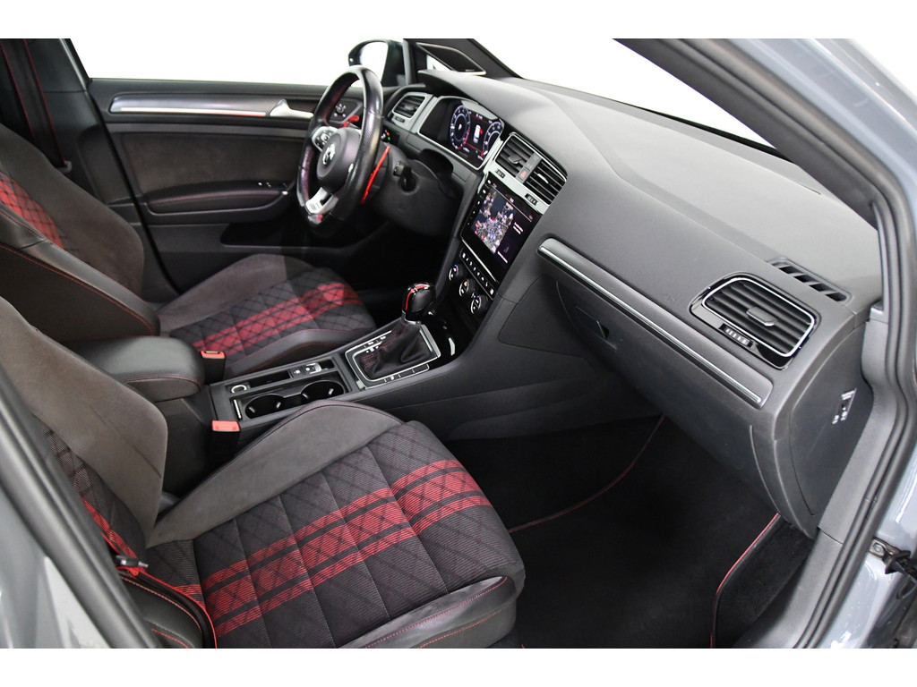 Volkswagen Golf 2.0 TSI GTI TCR pano blindspot Akrapovic 6