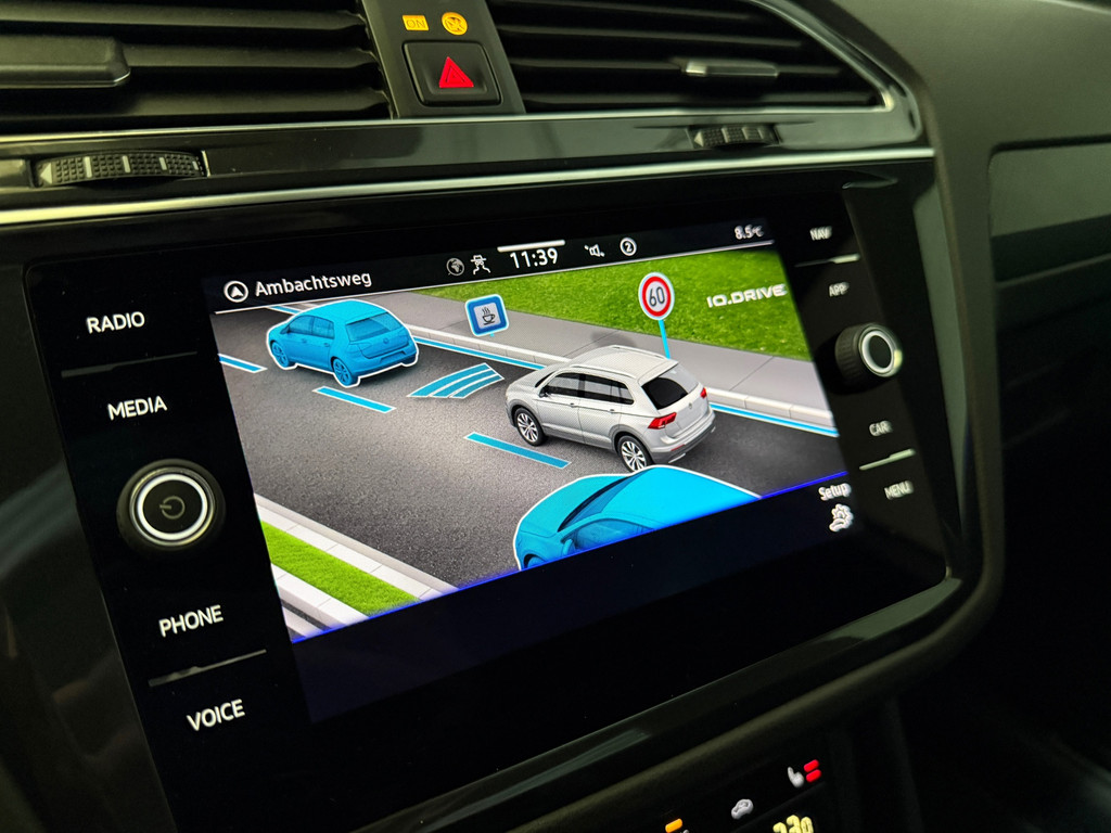 Volkswagen Tiguan 1.5 TSI R-Line Panoramadak, Applecarplay, Camera 21