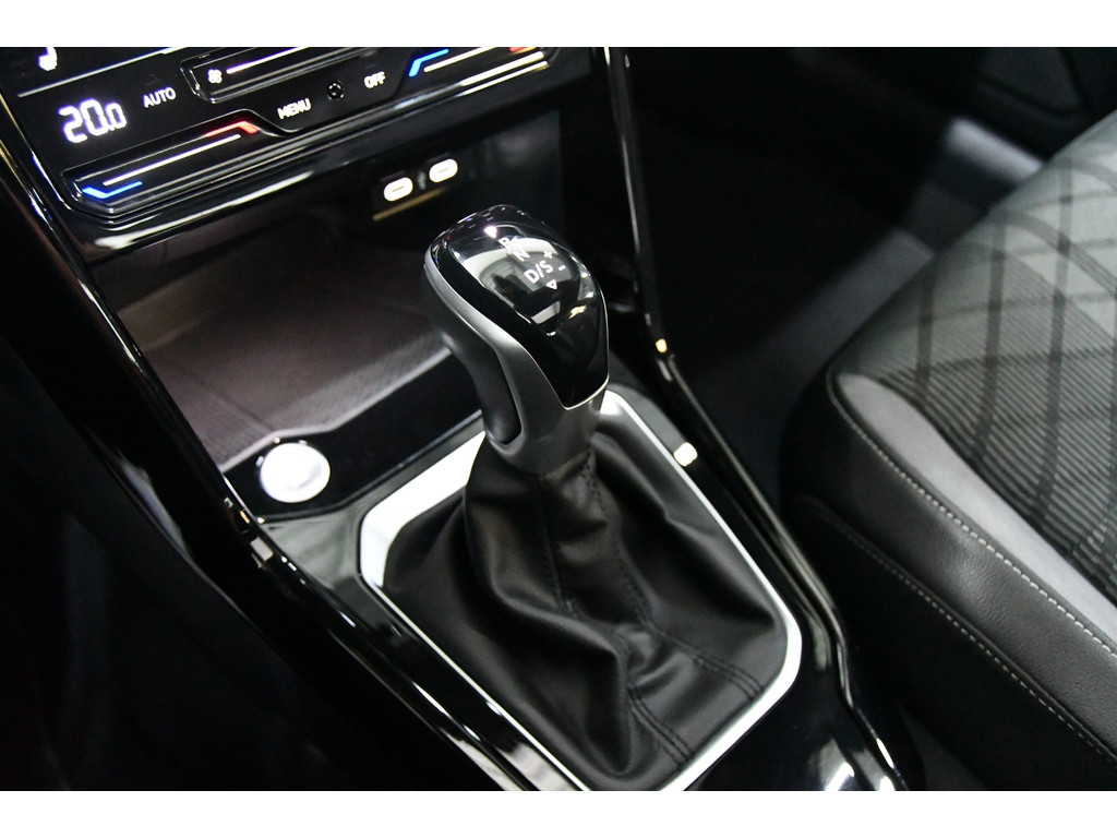 Volkswagen T-roc 1.5 TSI R-Line Cam*Led*Keyless*Pano 15