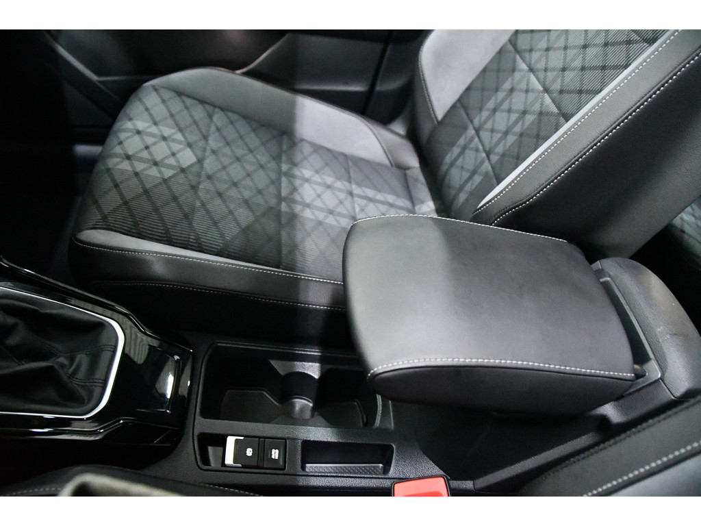 Volkswagen T-roc 1.5 TSI R-Line Cam*Led*Keyless*Pano 7