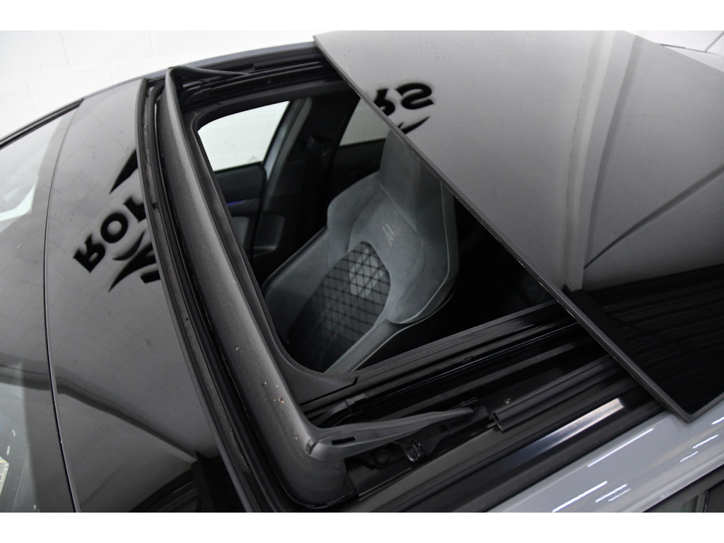 Volkswagen Golf 1.5 eTSI R-Line Pano, Sfeer, AppleCarplay 1