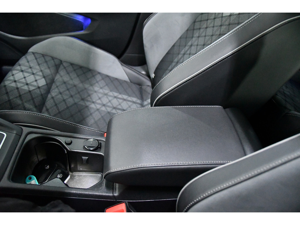 Volkswagen Golf 1.5 eTSI R-Line Pano, Sfeer, AppleCarplay 23