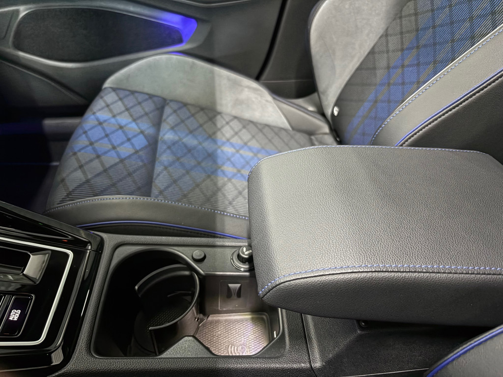 Volkswagen GOLF 2.0 TSI R 4Motion, Pano, Akra, HK Audio, HUD 24