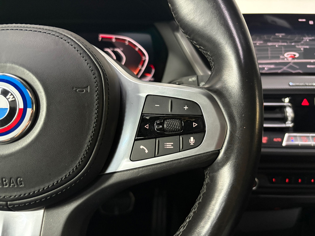 BMW 1-serie 118i High Executive, Pano, Sfeerverlichting, Applecarplay 12