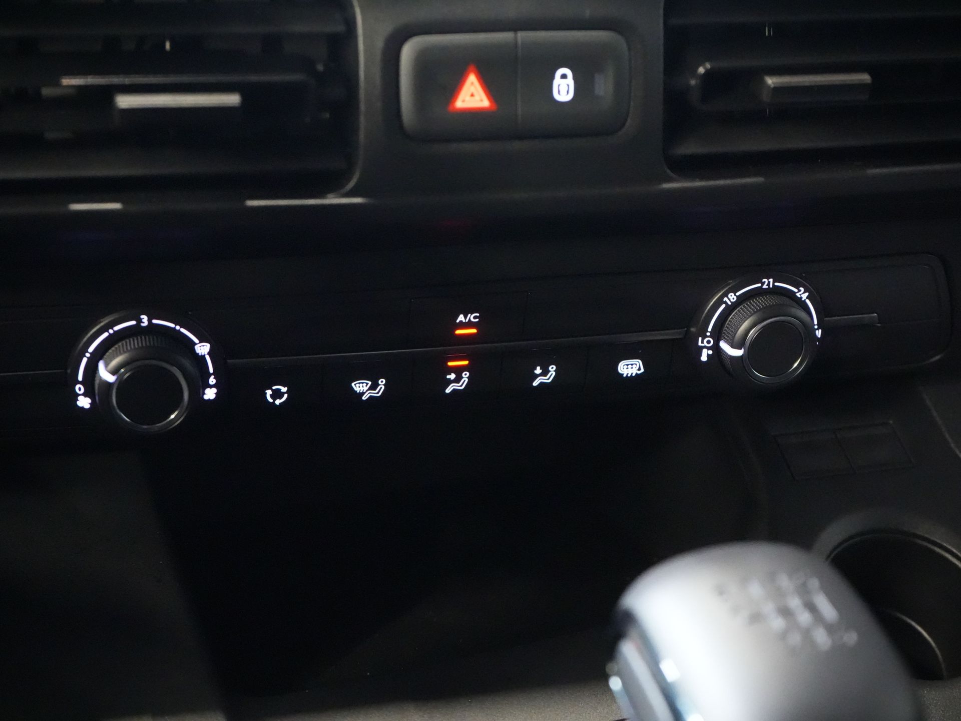 Opel Combo Bestelbus 1.5 CDTI 100 pk L2 BPM VRIJ (DEMO) NL Auto/ Carplay/ DAB/ Navi/ Cruise/ Camera/ PDC 19