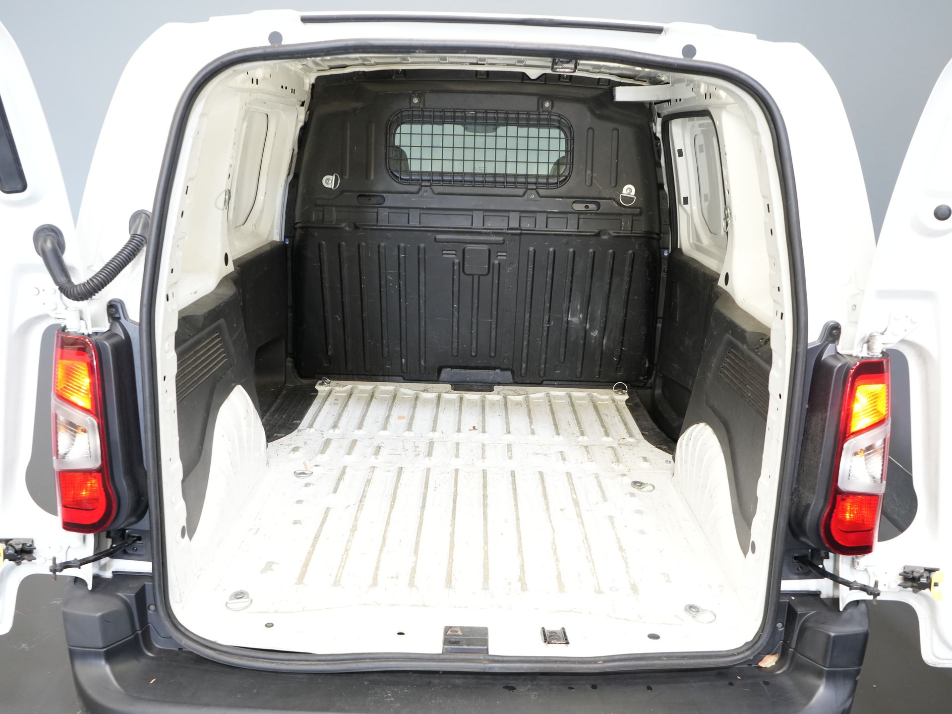 Peugeot Partner Bestelbus 1.6 HDI 75 pk EXPORT ONLY Rijdt Prima/ Volledig Onderhouden/ Airco/ 14