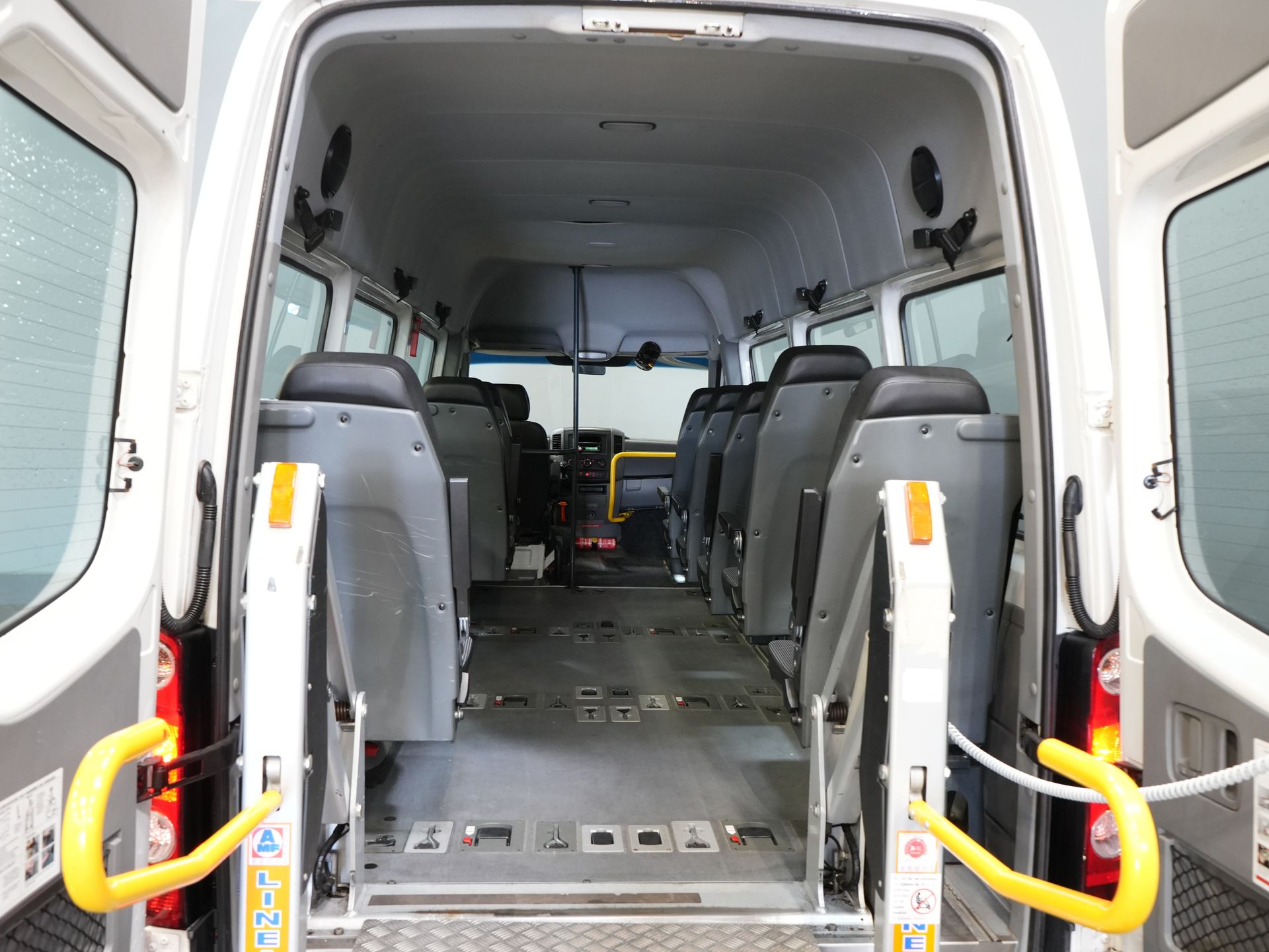 Volkswagen Crafter Personenvervoer 35 2.0 TDI L3H2 EXPORT ONLY! €9.559 incl BTW/BPM Rolstoellift/ 9 Pers/ 9P/ Sidebars/ Rearbar/ Airco 14