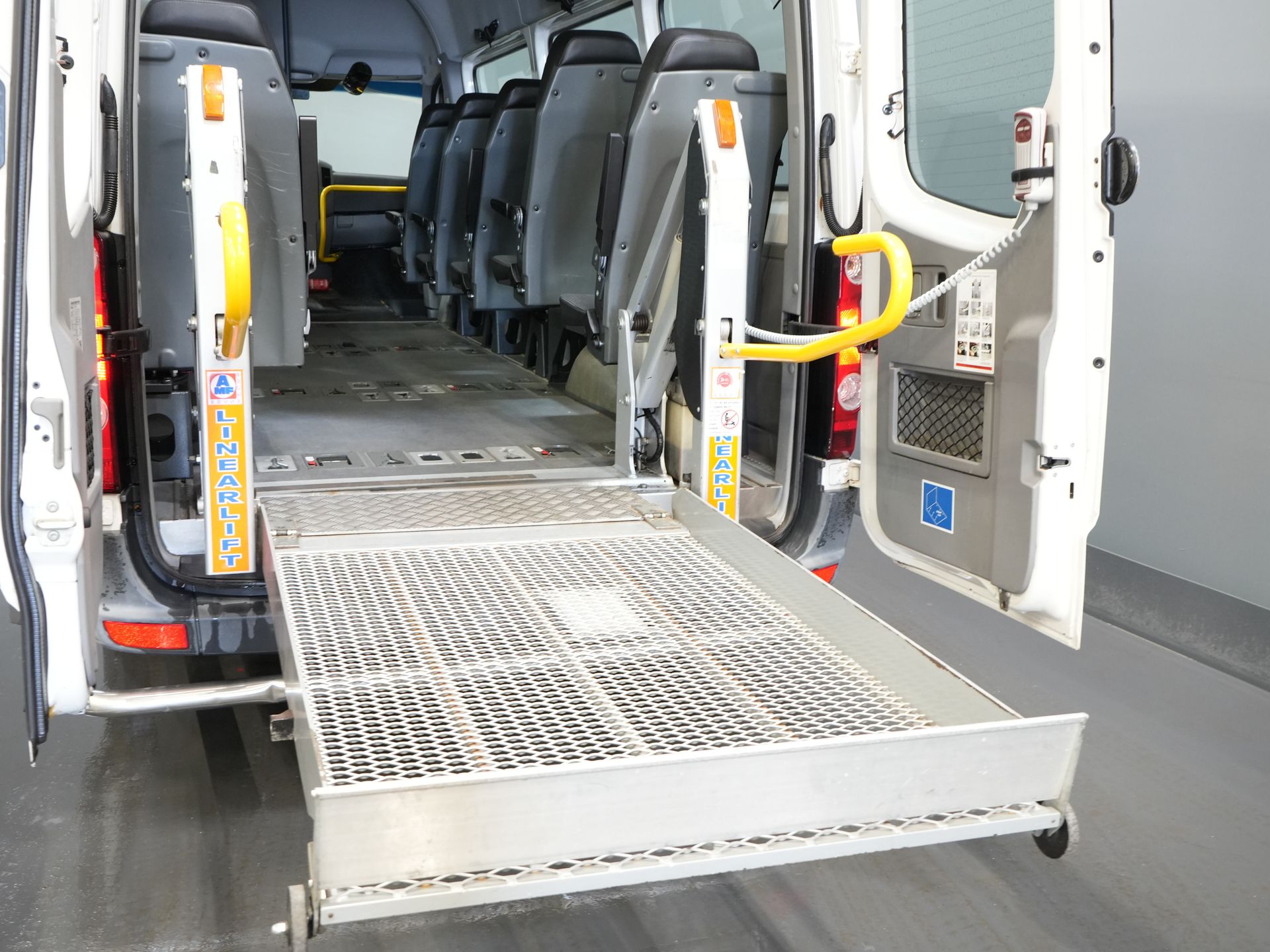 Volkswagen Crafter Personenvervoer 35 2.0 TDI L3H2 EXPORT ONLY! €9.559 incl BTW/BPM Rolstoellift/ 9 Pers/ 9P/ Sidebars/ Rearbar/ Airco 15