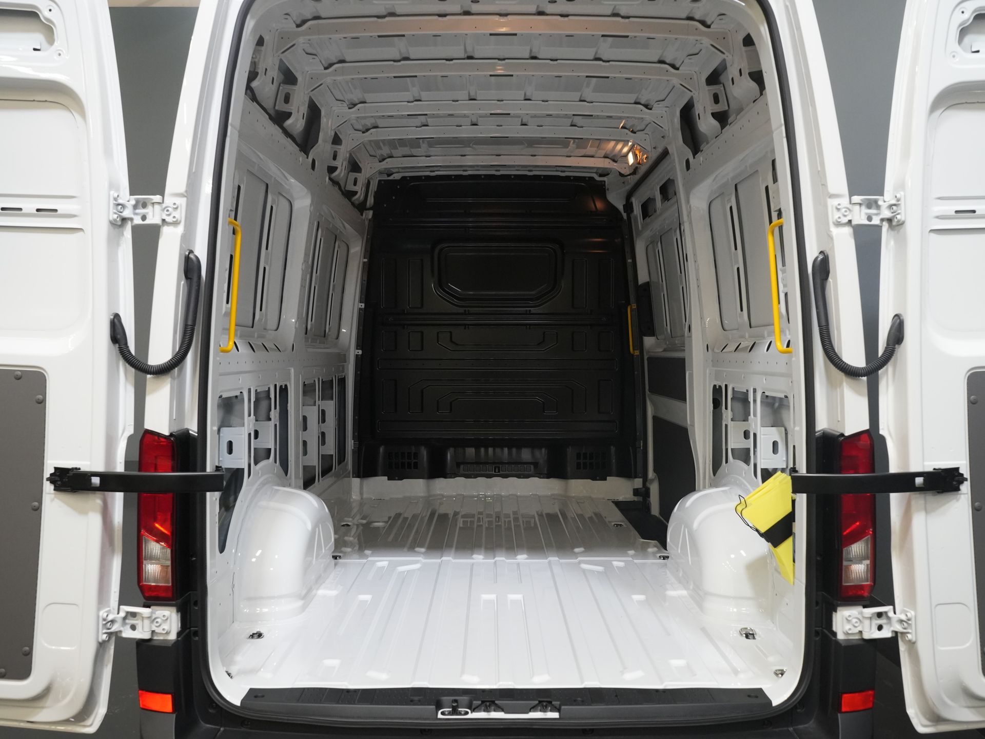 Volkswagen Crafter Bestelbus 35 140 pk DSG Aut. L3H3 BPM VRIJ! LED/ Virtual Cockpit/ Camera/ Cruise/ Carplay/ Gev.Stoel 14