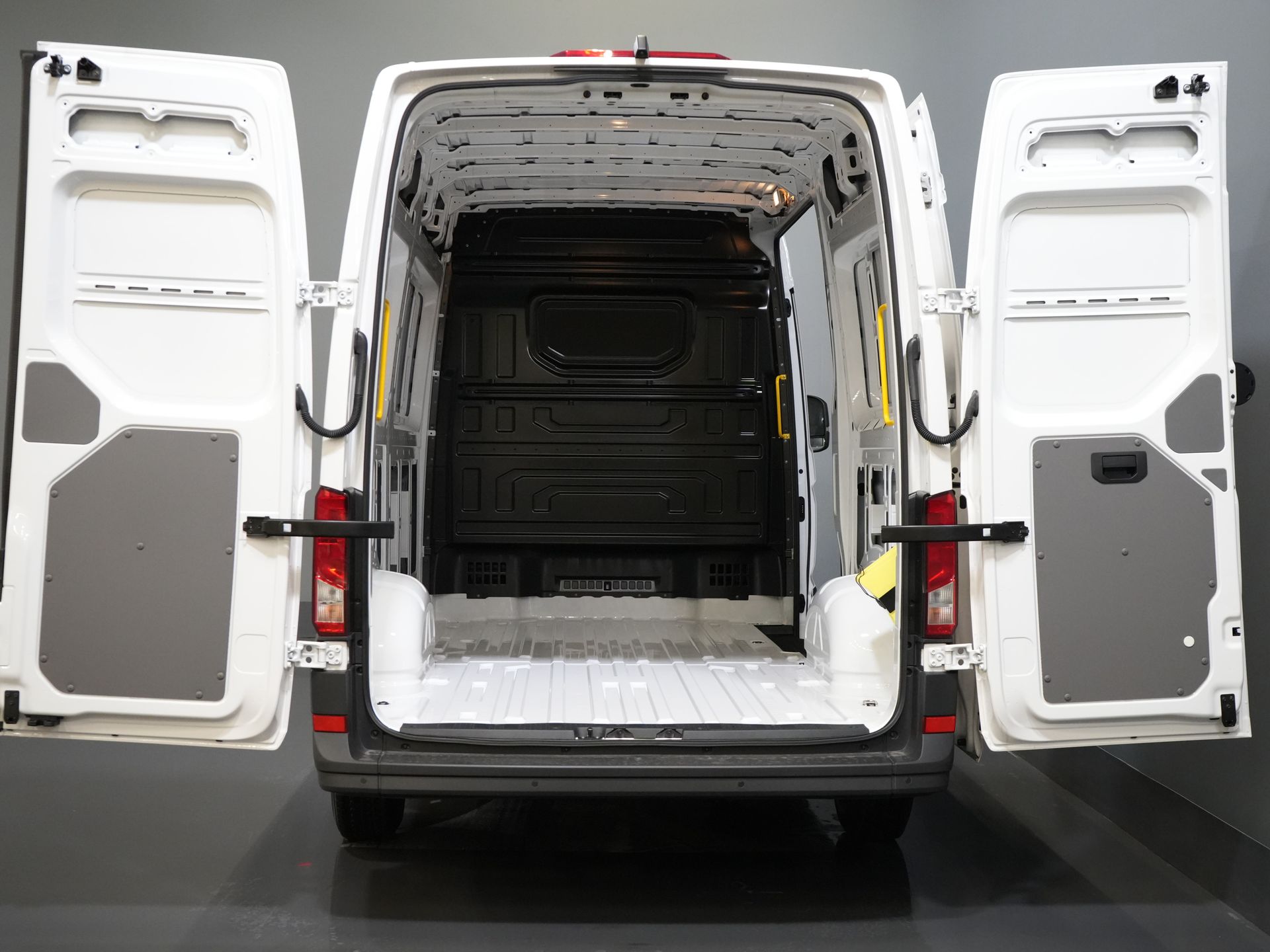 Volkswagen Crafter Bestelbus 35 140 pk DSG Aut. L3H3 BPM VRIJ! LED/ Virtual Cockpit/ Camera/ Cruise/ Carplay/ Gev.Stoel 4