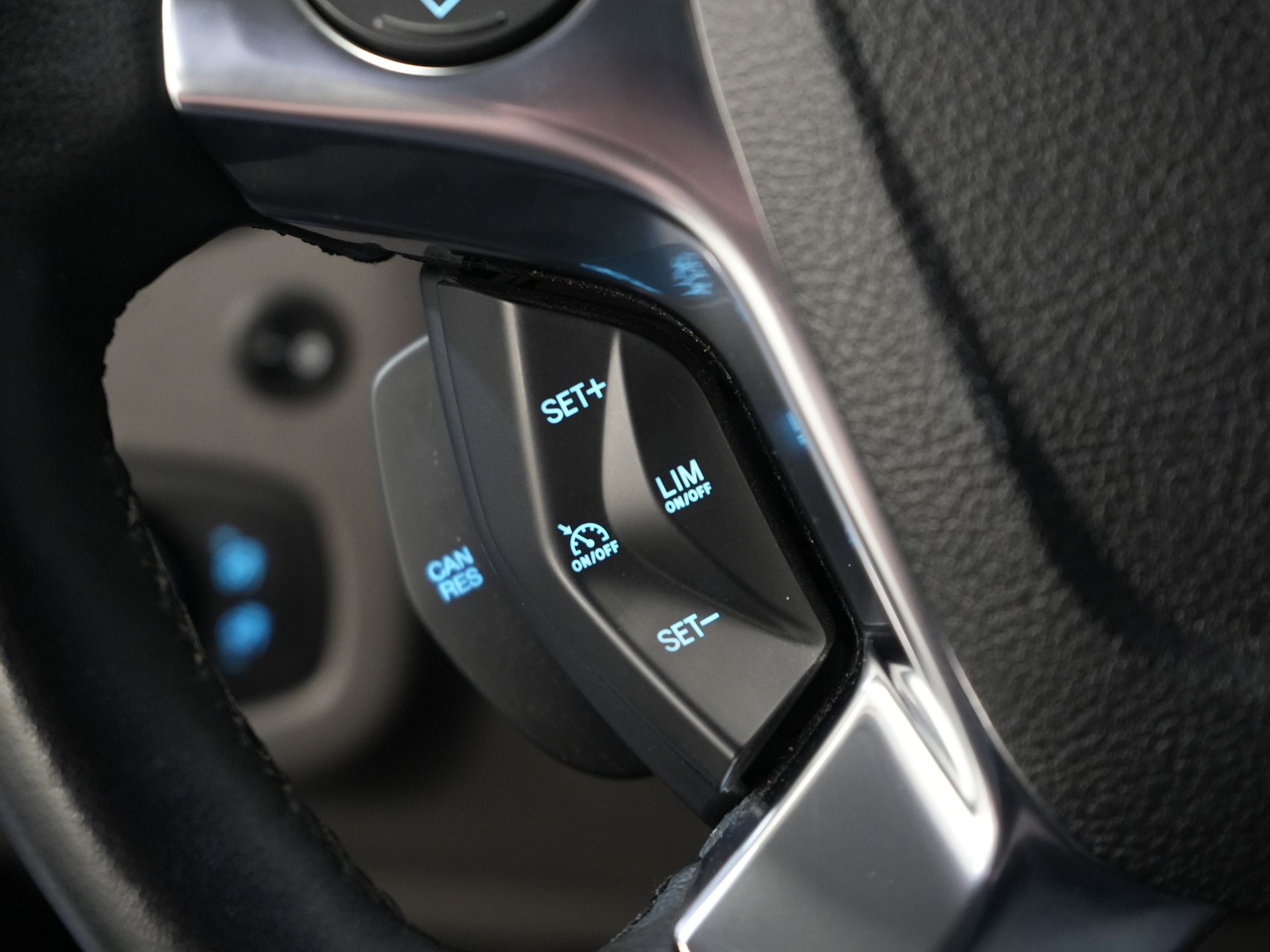 Ford Transit Connect Bestelbus 1.0 100 pk BENZINE L2 Limited BPM VRIJ! Carplay/ Imperiaal/ Cruise/ Camera/ PDC/ Cruise 17