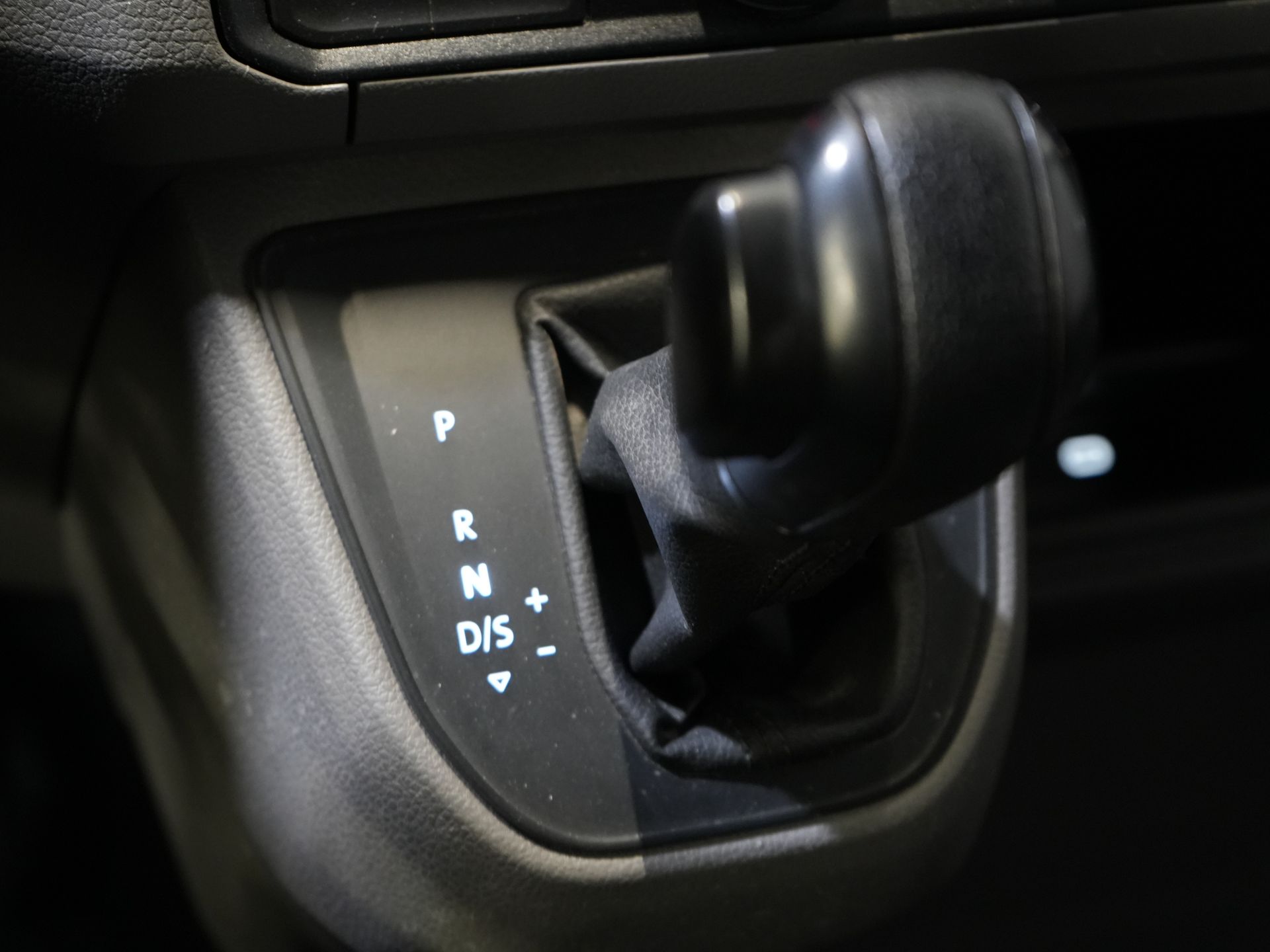 Volkswagen Crafter Bestelbus 50 2.0 TDI 180 pk Aut. DSG L4H3 BPM VRIJ! Dubbel Lucht/ 3.5t Trekverm./ 270Gr.Deuren/ Gev.Stoel/ Carplay/ Navi/ Camera/ Cruise/  21