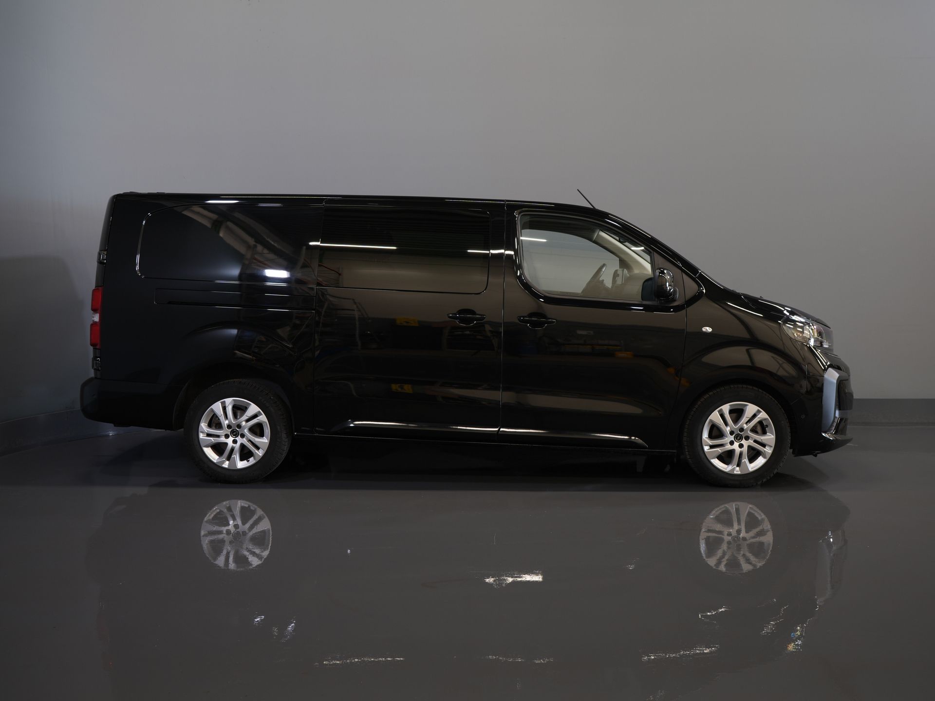 Opel Vivaro Bestelbus 2.0 CDTI 180 pk Aut. DC Dubbel Cabine BPM VRIJ! 2xSchuifdeur/ Adapt. Cruise/ Stuurverw./ Carplay/ LMV/ PDC/ Camera/ Afn.Trekhaak 10