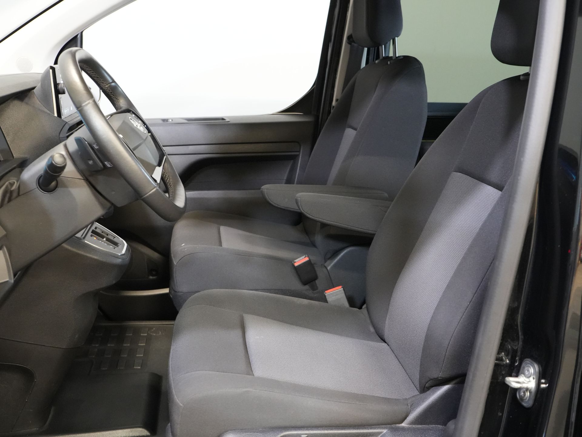 Opel Vivaro Bestelbus 2.0 CDTI 180 pk Aut. DC Dubbel Cabine BPM VRIJ! 2xSchuifdeur/ Adapt. Cruise/ Stuurverw./ Carplay/ LMV/ PDC/ Camera/ Afn.Trekhaak 11