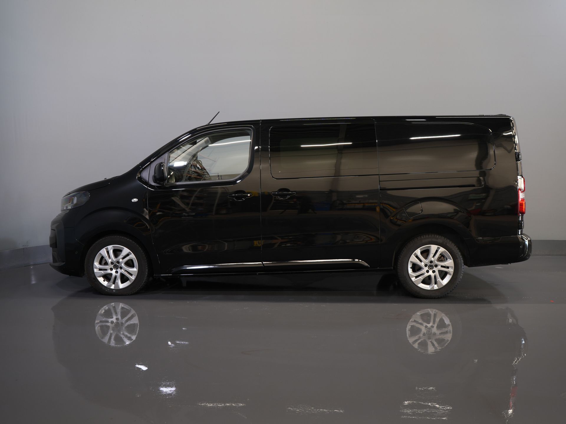Opel Vivaro Bestelbus 2.0 CDTI 180 pk Aut. DC Dubbel Cabine BPM VRIJ! 2xSchuifdeur/ Adapt. Cruise/ Stuurverw./ Carplay/ LMV/ PDC/ Camera/ Afn.Trekhaak 9