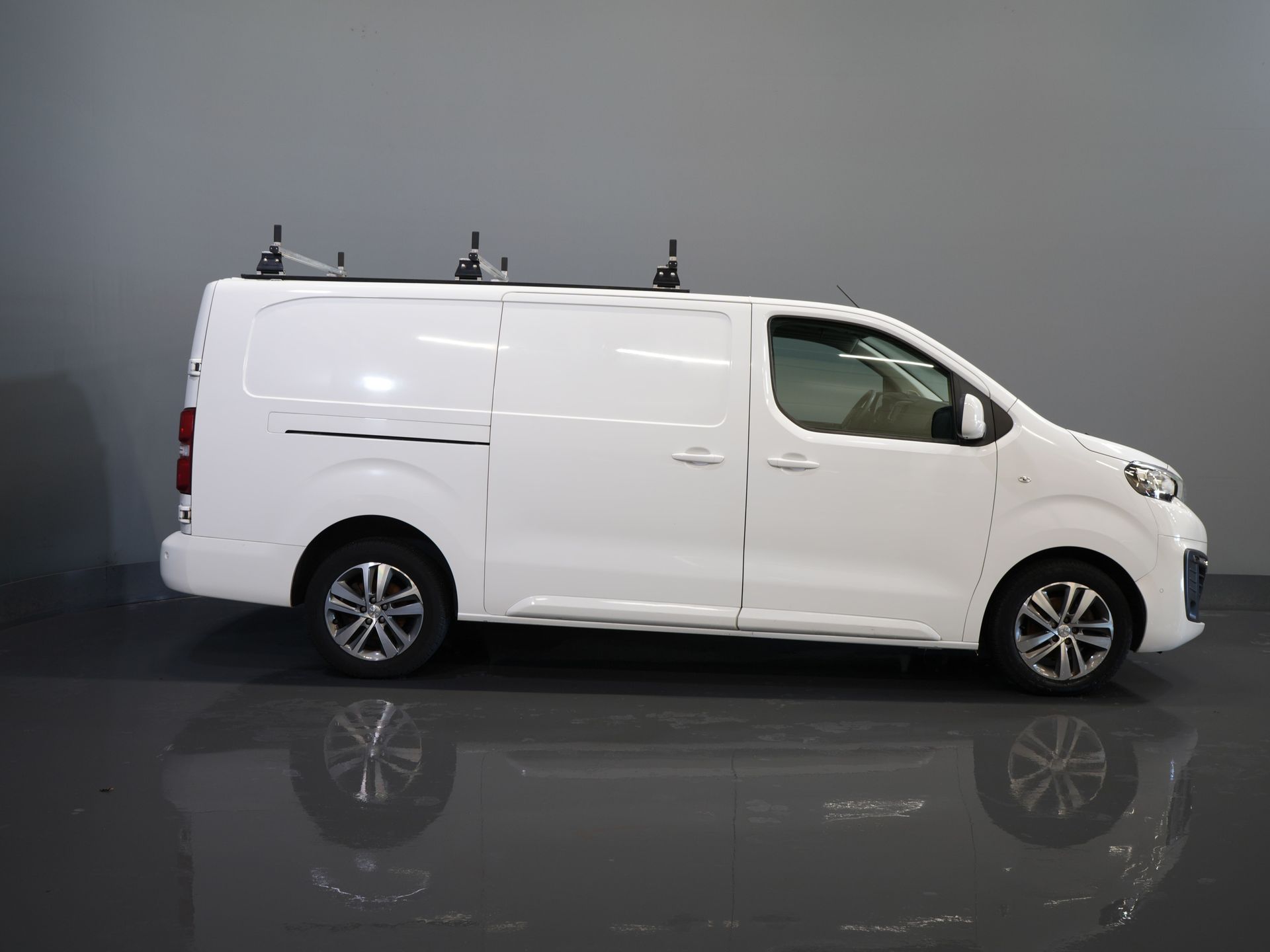 Peugeot Expert Bestelbus 2.0 HDI 120 pk L3 BPM VRIJ! 2.5t Trekverm./ Carplay/ Navi/ Camera/ PDC/ Cruise/ Airco 10