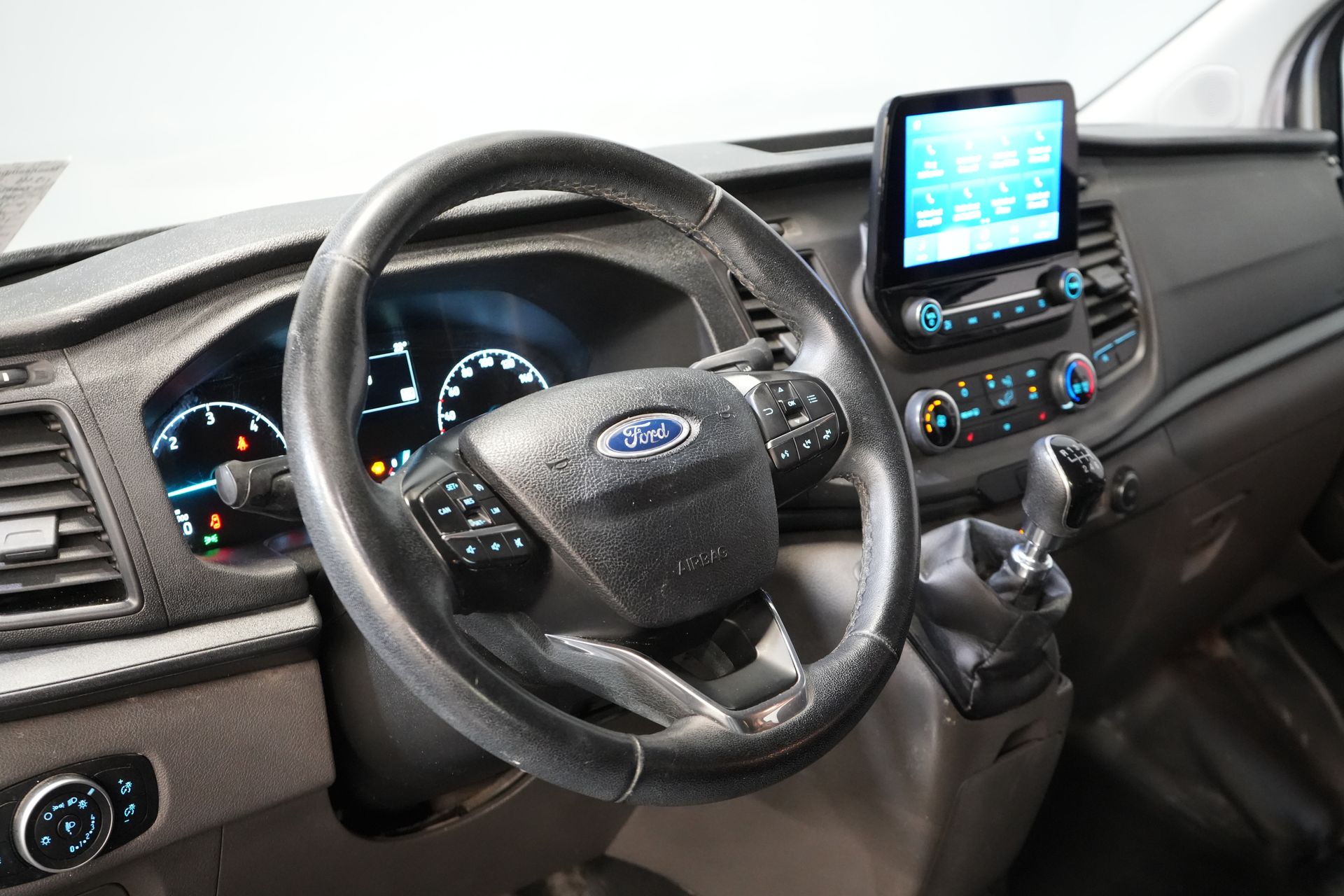 Ford Transit Custom Bestelbus 2.0 TDCI L2 Trend DC Dubbel Cabine BPM VRIJ! Stoelverw./ Carplay/ 2.7t Trekverm./ Navi/ PDC/ Cruise 7