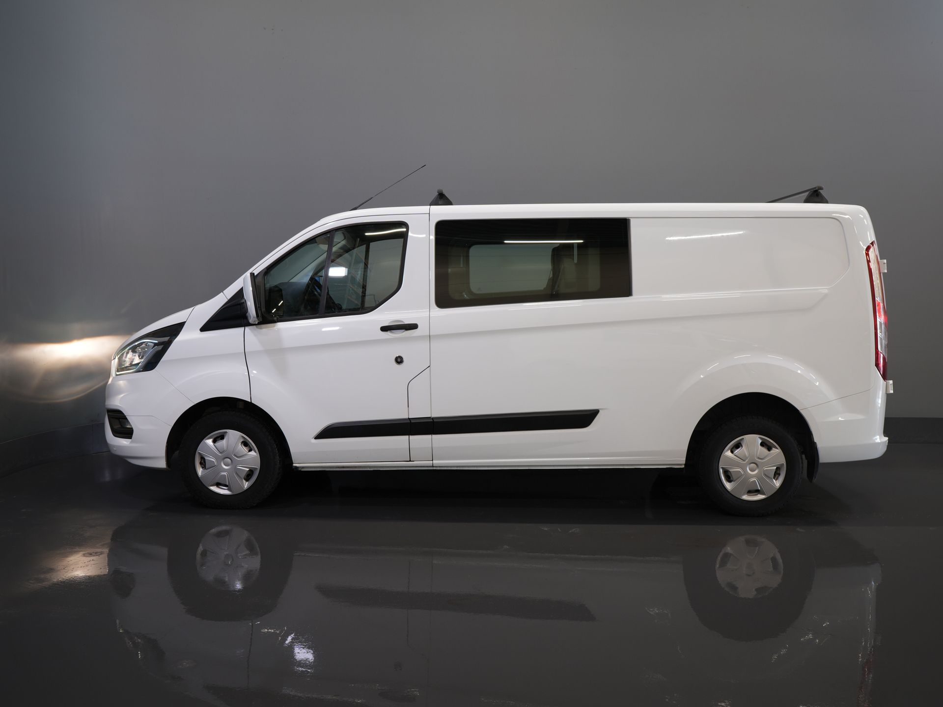 Ford Transit Custom Bestelbus 2.0 TDCI L2 Trend DC Dubbel Cabine BPM VRIJ! Stoelverw./ Carplay/ 2.7t Trekverm./ Navi/ PDC/ Cruise 9