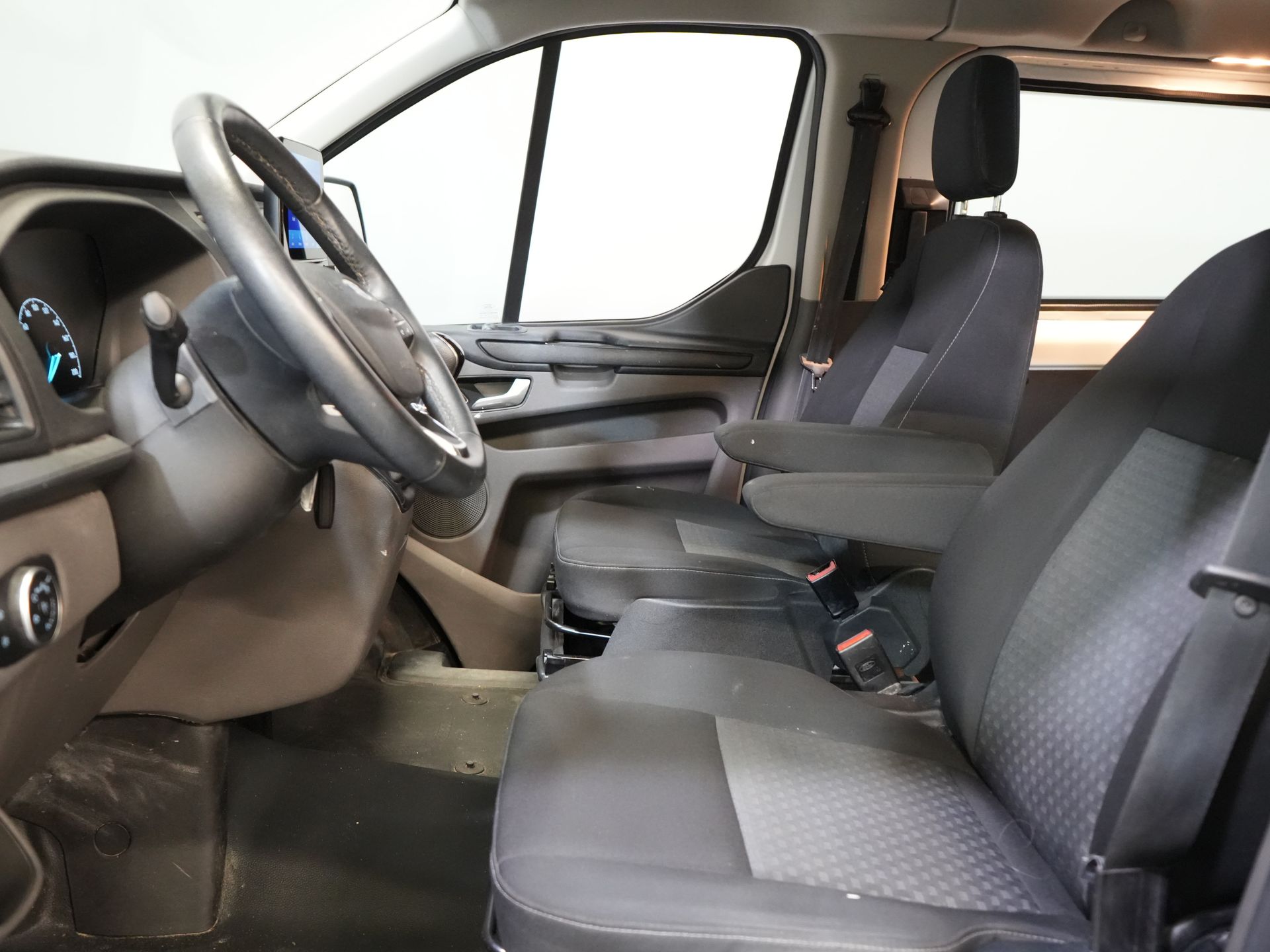 Ford Transit Custom Bestelbus 2.0 TDCI L2 Trend DC Dubbel Cabine BPM VRIJ! Stoelverw./ Carplay/ 2.7t Trekverm./ Navi/ PDC/ Cruise 11