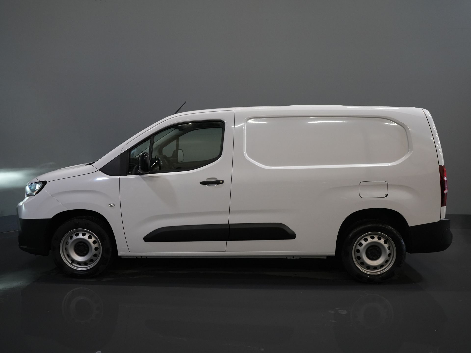 Fiat Doblò Bestelbus (ProAce City) 1.5 130 pk Aut. L2 BPM VRIJ! LED/ Virtual Cockpit/ 3 pers./ Carplay/ Camera/ Climate/ PDC/ Cruise 9