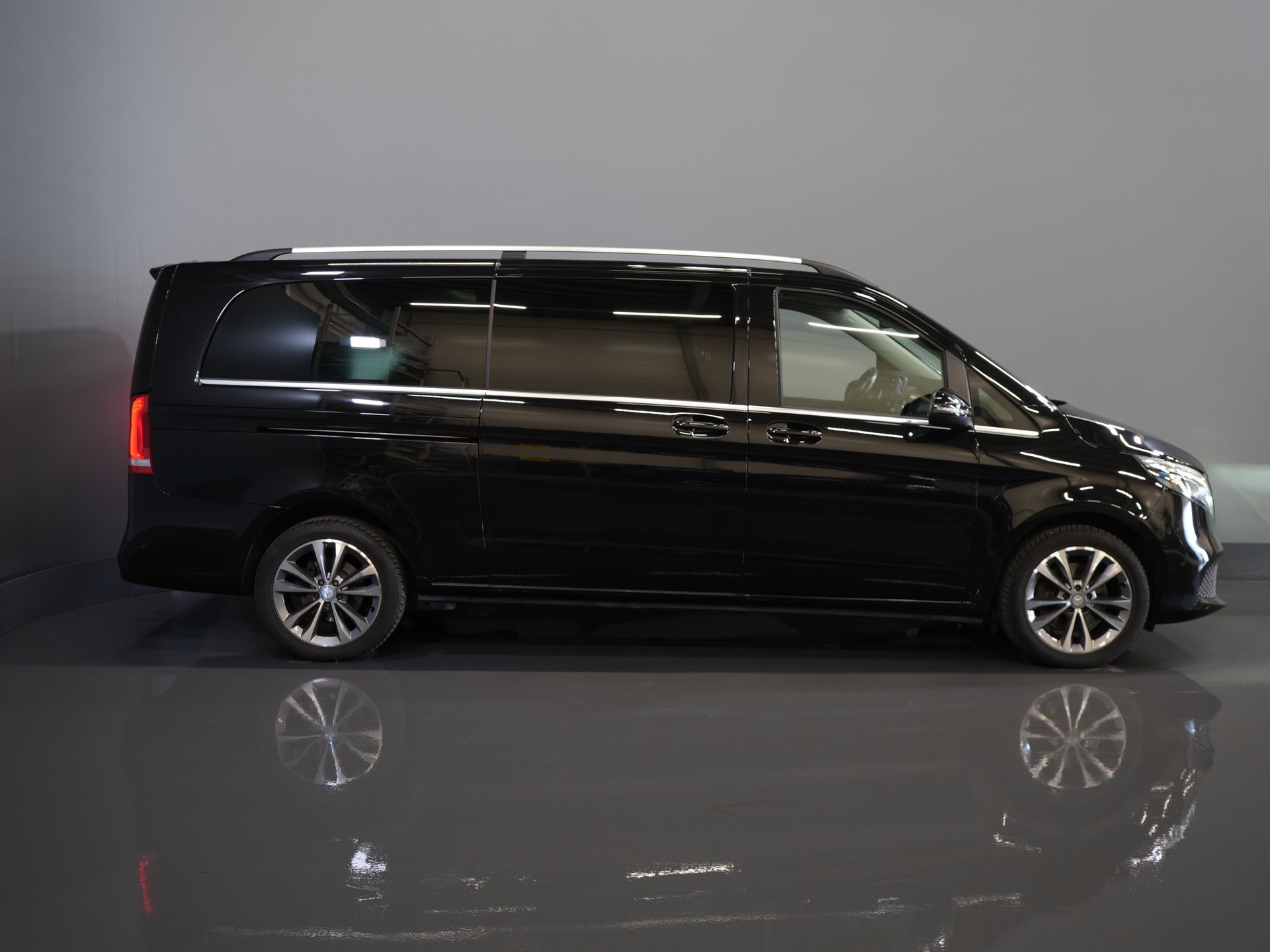 Mercedes-Benz V-Klasse Bestelbus 300d Aut. XL L3 Avantgarde Edition BPM VRIJ! 2xElek.Schuifdeur/ Leder/ LED/ Standkachel/ Carplay/ Afn.Trekhaak/ Stoelverw./ Alar 10