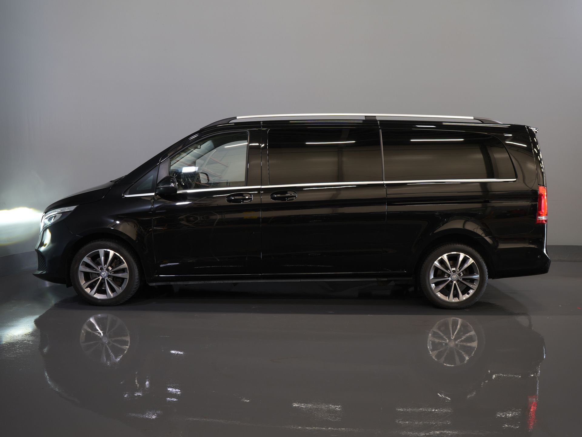 Mercedes-Benz V-Klasse Bestelbus 300d Aut. XL L3 Avantgarde Edition BPM VRIJ! 2xElek.Schuifdeur/ Leder/ LED/ Standkachel/ Carplay/ Afn.Trekhaak/ Stoelverw./ Alar 9