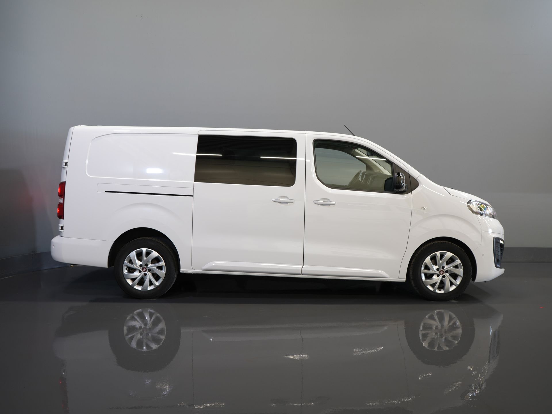 Fiat Scudo Bestelbus 2.0 MJ 180 pk Aut. DC Dubbel Cabine BPM VRIJ! Adapt.Cruise/ Xenon/ Climate/ Keyless/ Carplay/ NL Auto/ PDC 10