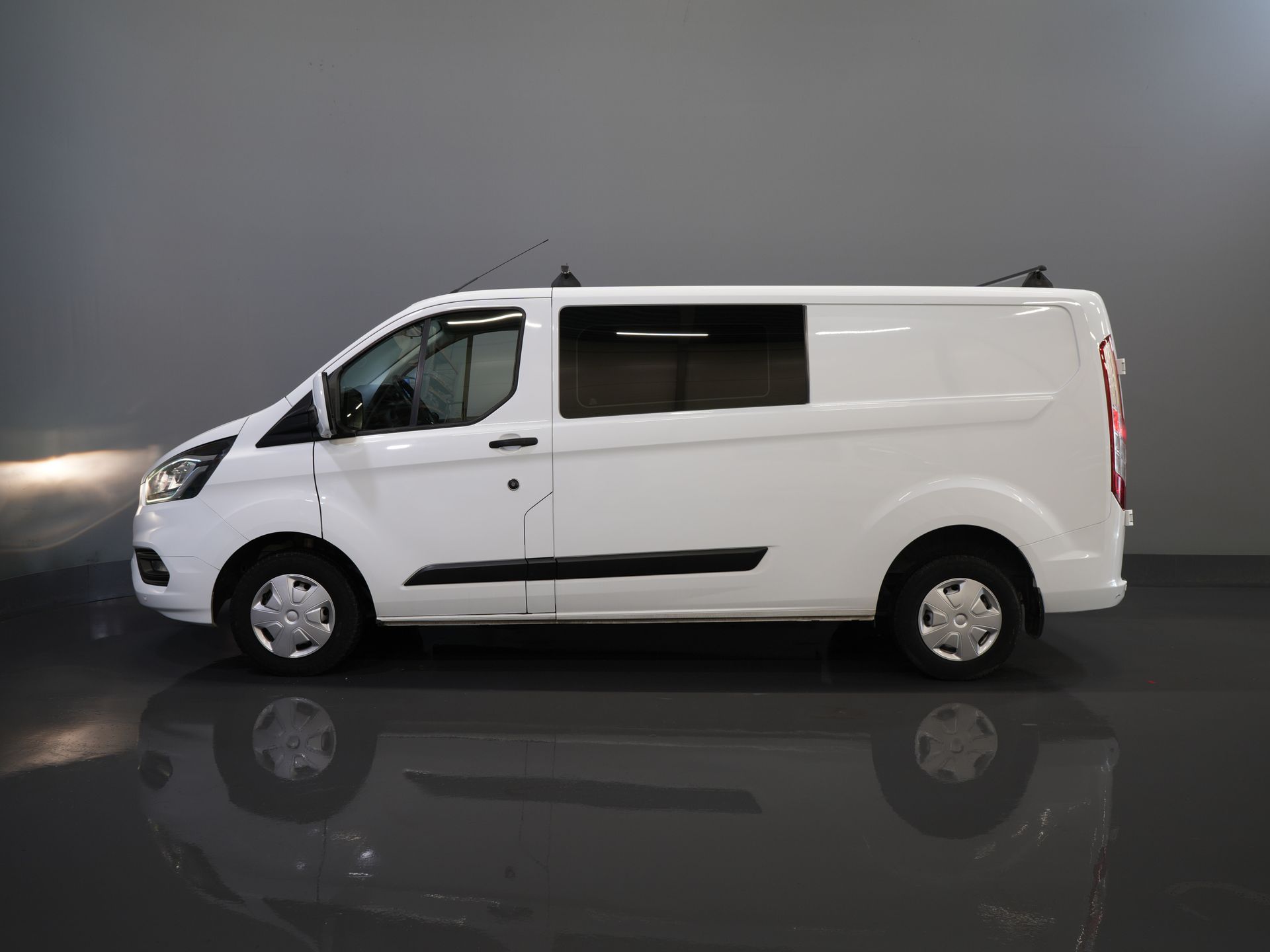 Ford Transit Custom Bestelbus 2.0 TDCI L2 Trend DC Dubbel Cabine BPM VRIJ! Stoelverw./ Carplay/ 2.7t Trekverm./ Navi/ PDC/ Cruise 9