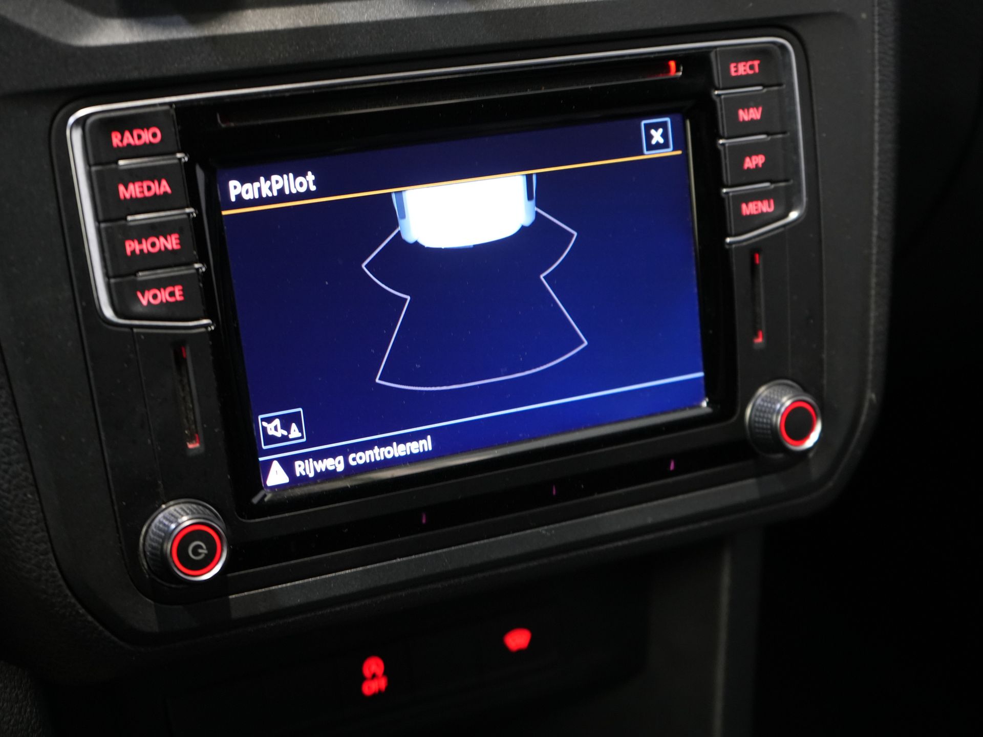 Volkswagen Caddy Bestelbus 2.0 TDI 100 pk DSG Aut. L2 Maxi BPM VRIJ! Imperiaal/ Sidebars/ Verw.voorruit/ Carplay/ Cruise/ Airco 23
