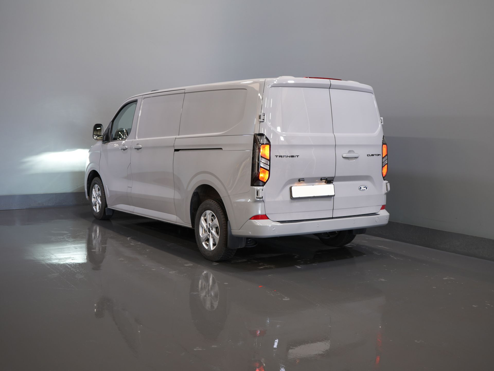 Ford Transit Custom Bestelbus 2.0 TDCI 150 pk L2 Limited BPM VRIJ! (DEMO) Garantie tot 9-29'/ LED/ 2x Schuifdeur/ Stoelverw./ Carplay/ Camera/ PDC/ LMV/ Cruis 1