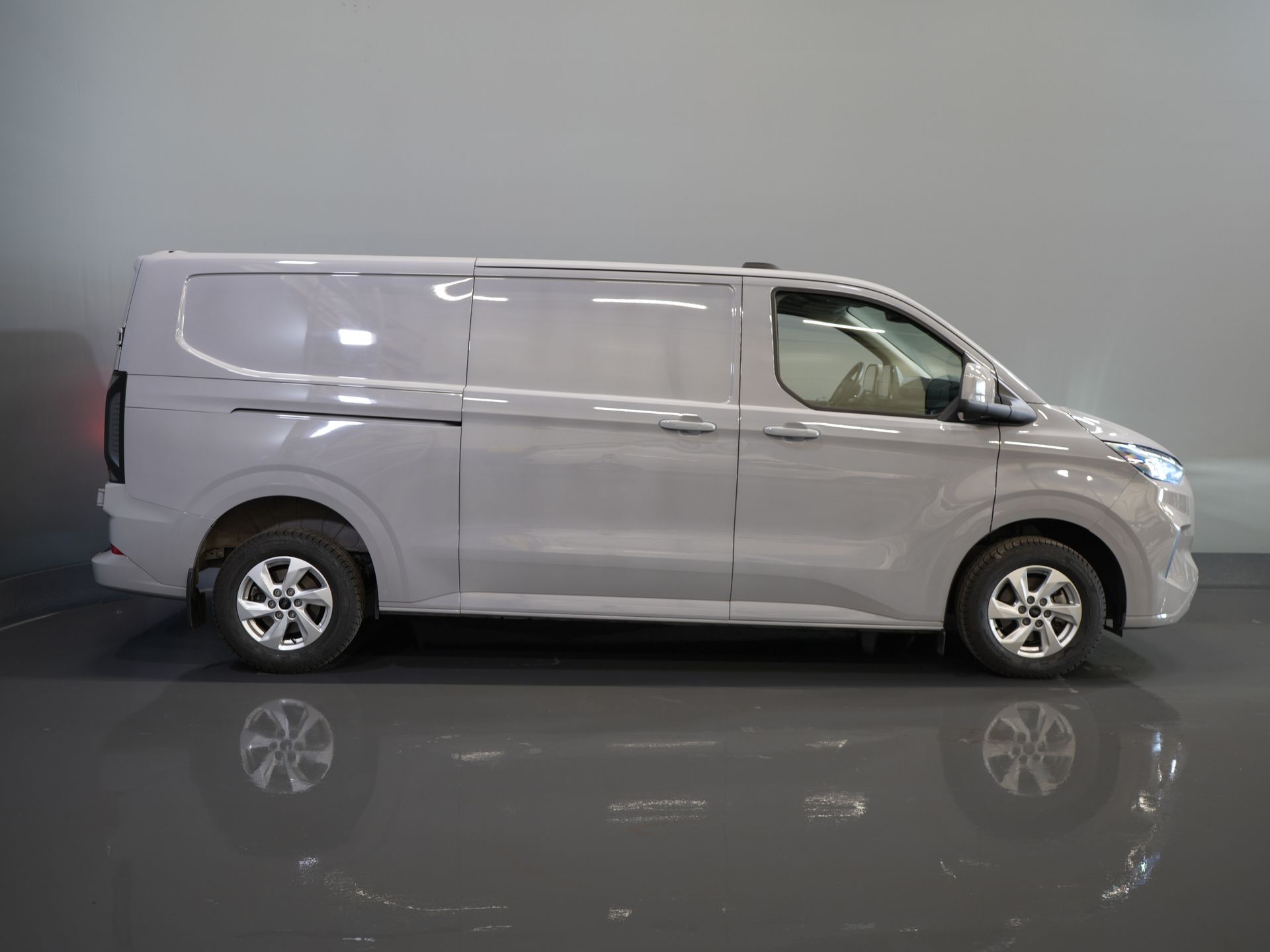 Ford Transit Custom Bestelbus 2.0 TDCI 150 pk L2 Limited BPM VRIJ! (DEMO) Garantie tot 9-29'/ LED/ 2x Schuifdeur/ Stoelverw./ Carplay/ Camera/ PDC/ LMV/ Cruis 10