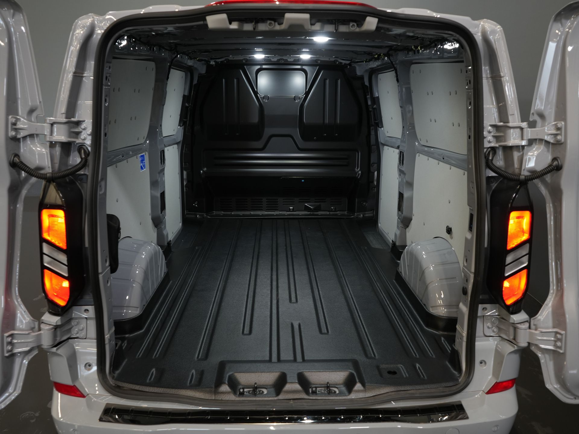 Ford Transit Custom Bestelbus 2.0 TDCI 150 pk L2 Limited BPM VRIJ! (DEMO) Garantie tot 9-29'/ LED/ 2x Schuifdeur/ Stoelverw./ Carplay/ Camera/ PDC/ LMV/ Cruis 14