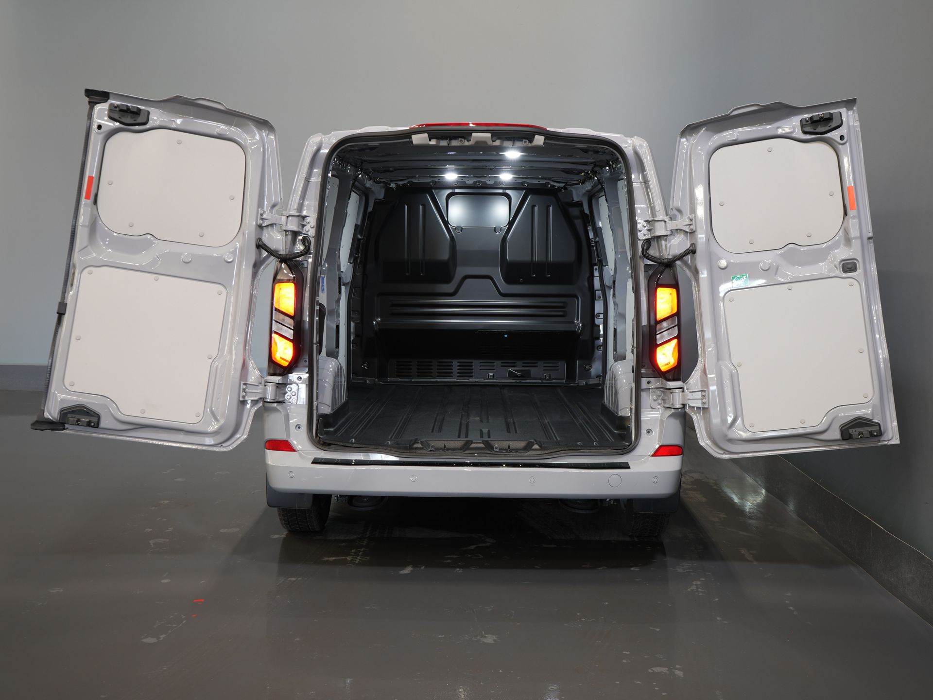 Ford Transit Custom Bestelbus 2.0 TDCI 150 pk L2 Limited BPM VRIJ! (DEMO) Garantie tot 9-29'/ LED/ 2x Schuifdeur/ Stoelverw./ Carplay/ Camera/ PDC/ LMV/ Cruis 4
