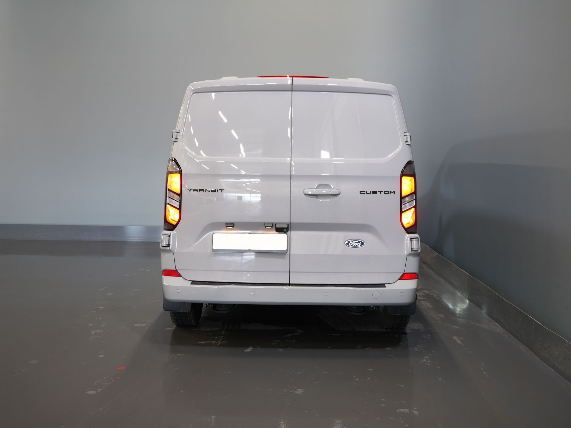 Ford Transit Custom Bestelbus 2.0 TDCI 150 pk L2 Limited BPM VRIJ! (DEMO) Garantie tot 9-29'/ LED/ 2x Schuifdeur/ Stoelverw./ Carplay/ Camera/ PDC/ LMV/ Cruis 5