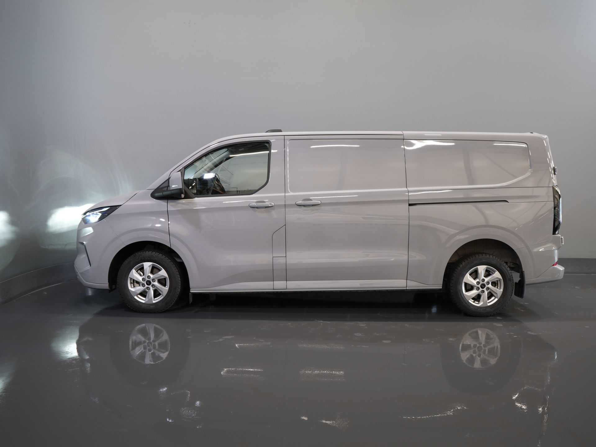 Ford Transit Custom Bestelbus 2.0 TDCI 150 pk L2 Limited BPM VRIJ! (DEMO) Garantie tot 9-29'/ LED/ 2x Schuifdeur/ Stoelverw./ Carplay/ Camera/ PDC/ LMV/ Cruis 9