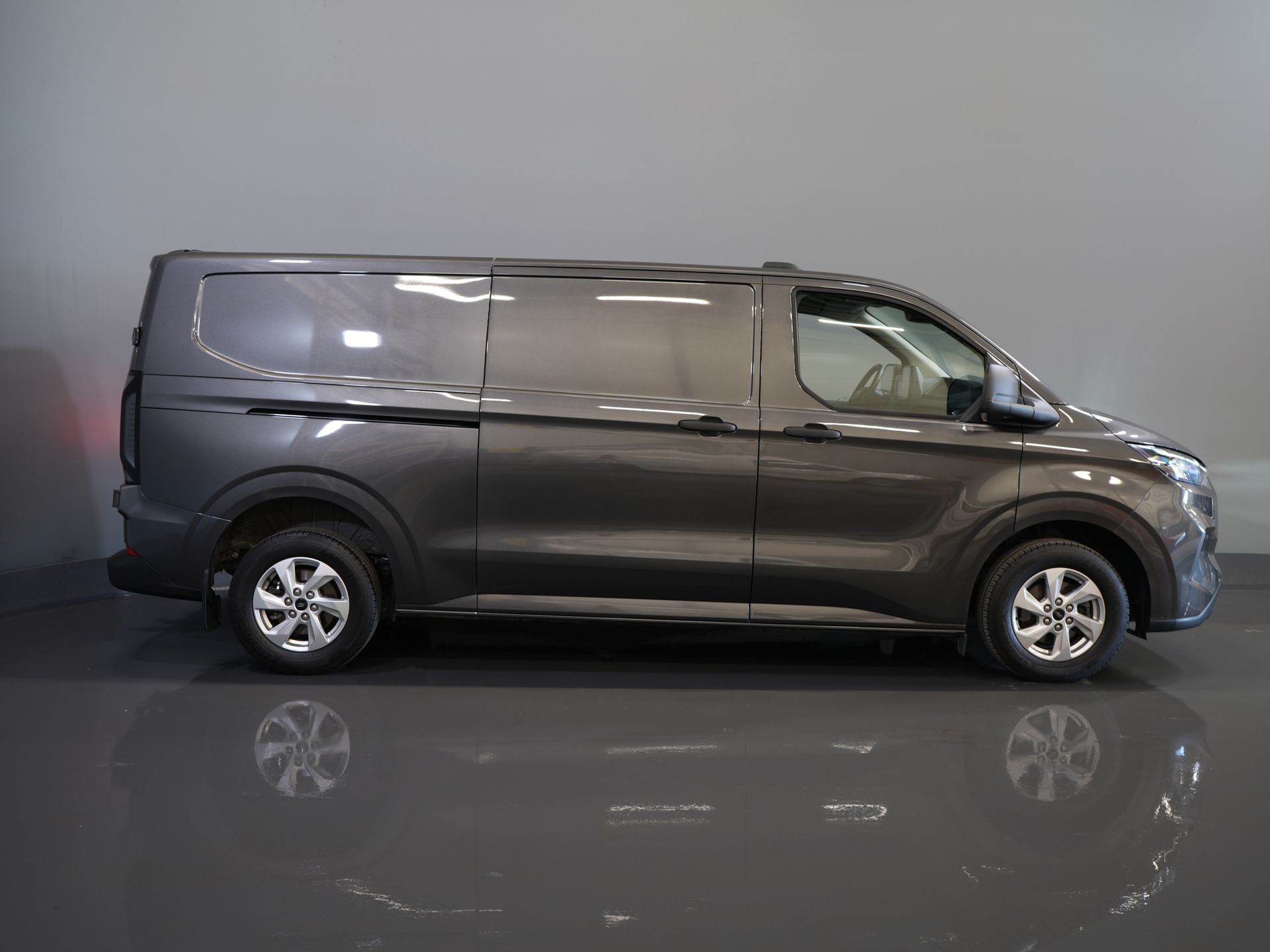 Ford Transit Custom Bestelbus 320 2.0 TDCI 136 pk Aut. L2 Trend BPM VRIJ! Garantie 3-28'/ LED/ Adapt.Cruise/ 2.7t Trekverm./ Carplay/ Camera/ Trekhaak 10