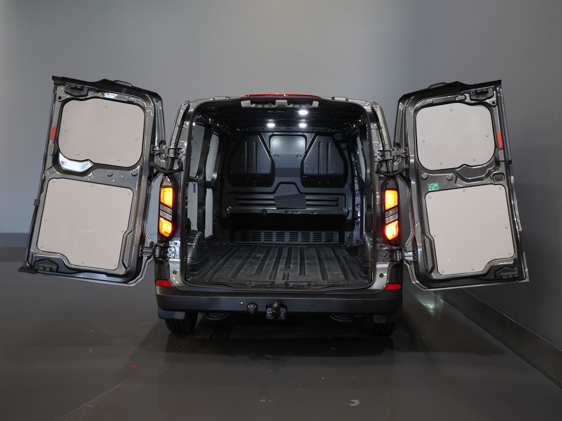 Ford Transit Custom Bestelbus 320 2.0 TDCI 136 pk Aut. L2 Trend BPM VRIJ! Garantie 3-28'/ LED/ Adapt.Cruise/ 2.7t Trekverm./ Carplay/ Camera/ Trekhaak 4