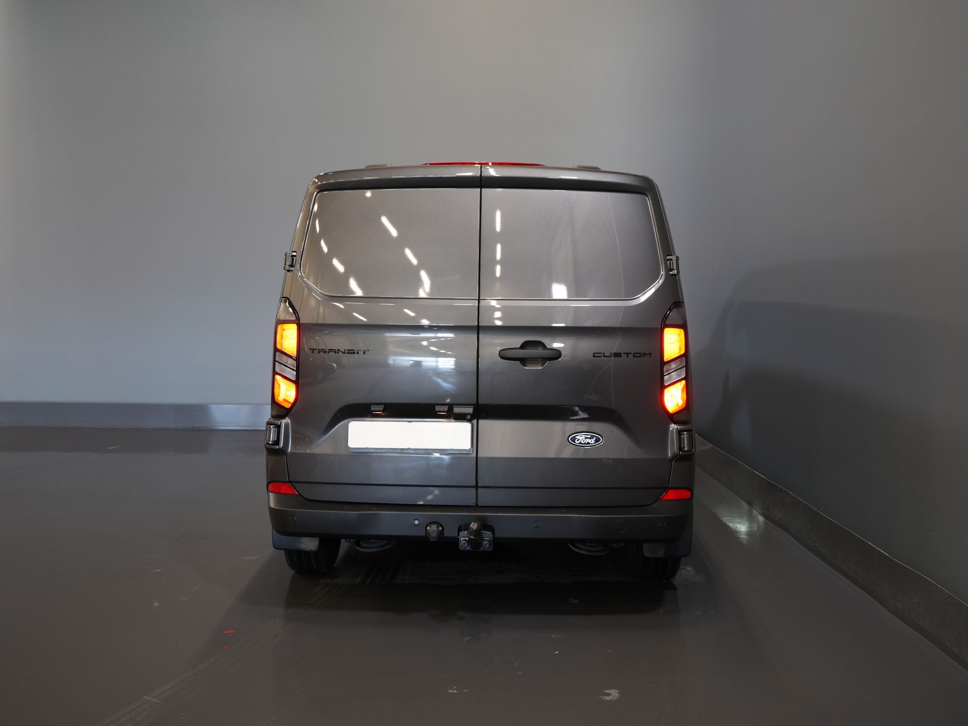 Ford Transit Custom Bestelbus 320 2.0 TDCI 136 pk Aut. L2 Trend BPM VRIJ! Garantie 3-28'/ LED/ Adapt.Cruise/ 2.7t Trekverm./ Carplay/ Camera/ Trekhaak 5