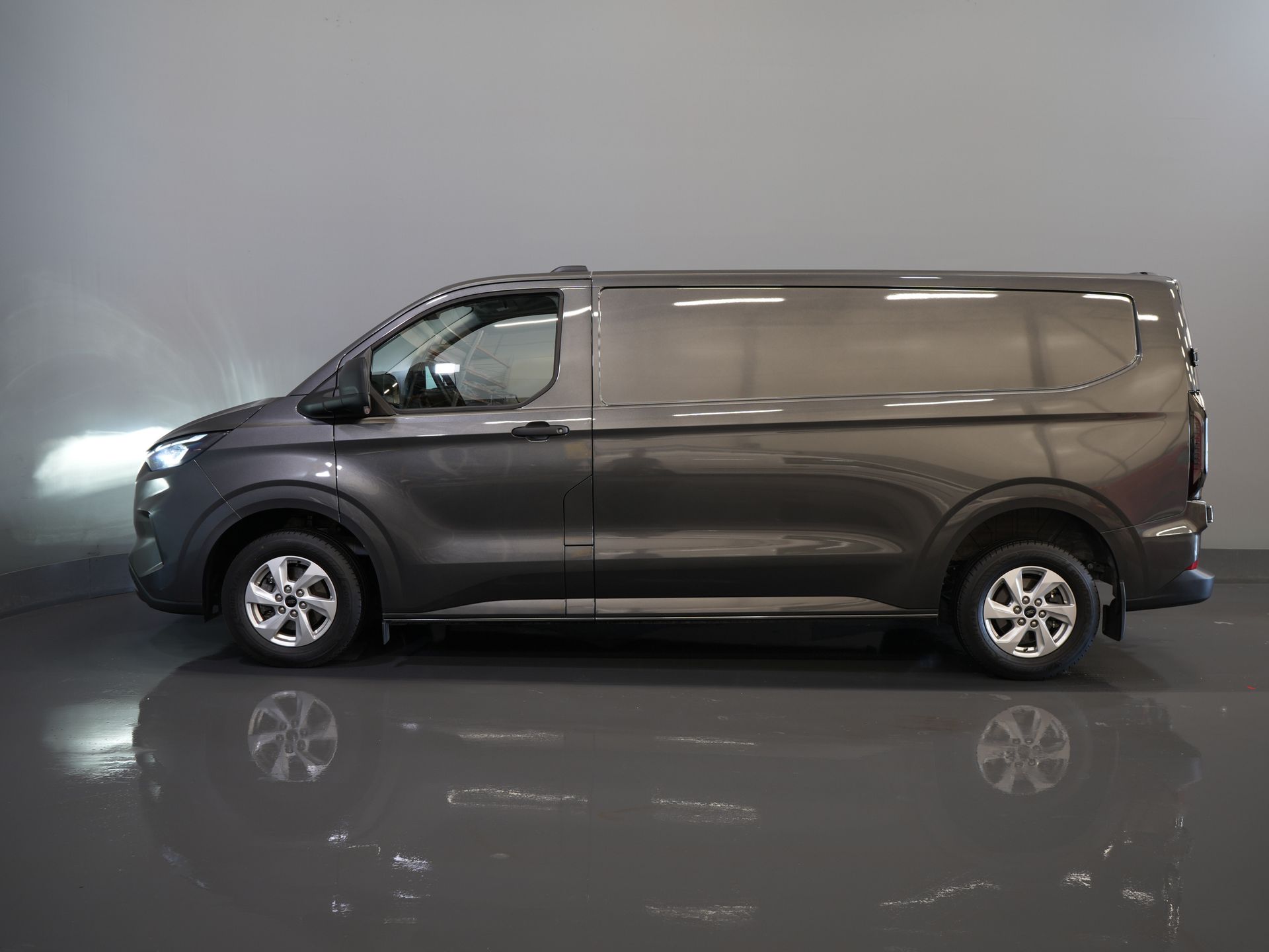 Ford Transit Custom Bestelbus 320 2.0 TDCI 136 pk Aut. L2 Trend BPM VRIJ! Garantie 3-28'/ LED/ Adapt.Cruise/ 2.7t Trekverm./ Carplay/ Camera/ Trekhaak 9
