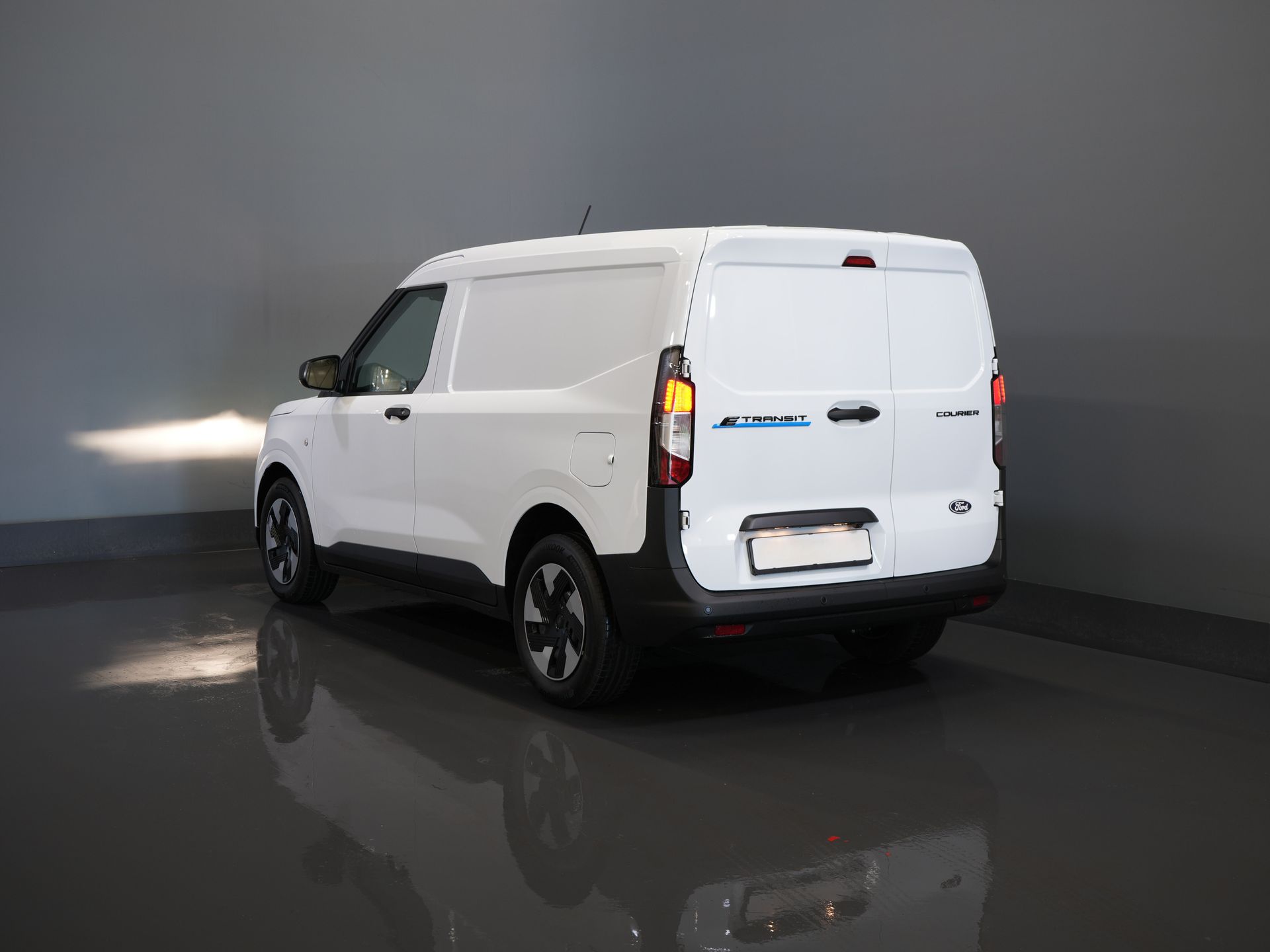 Ford E-Transit Courier Bestelbus 44 kWh 293km WLTP/ Snellader/ Stoelverw./ Stuurverw./ Carplay/ Camera/ PDC/ Climate 1