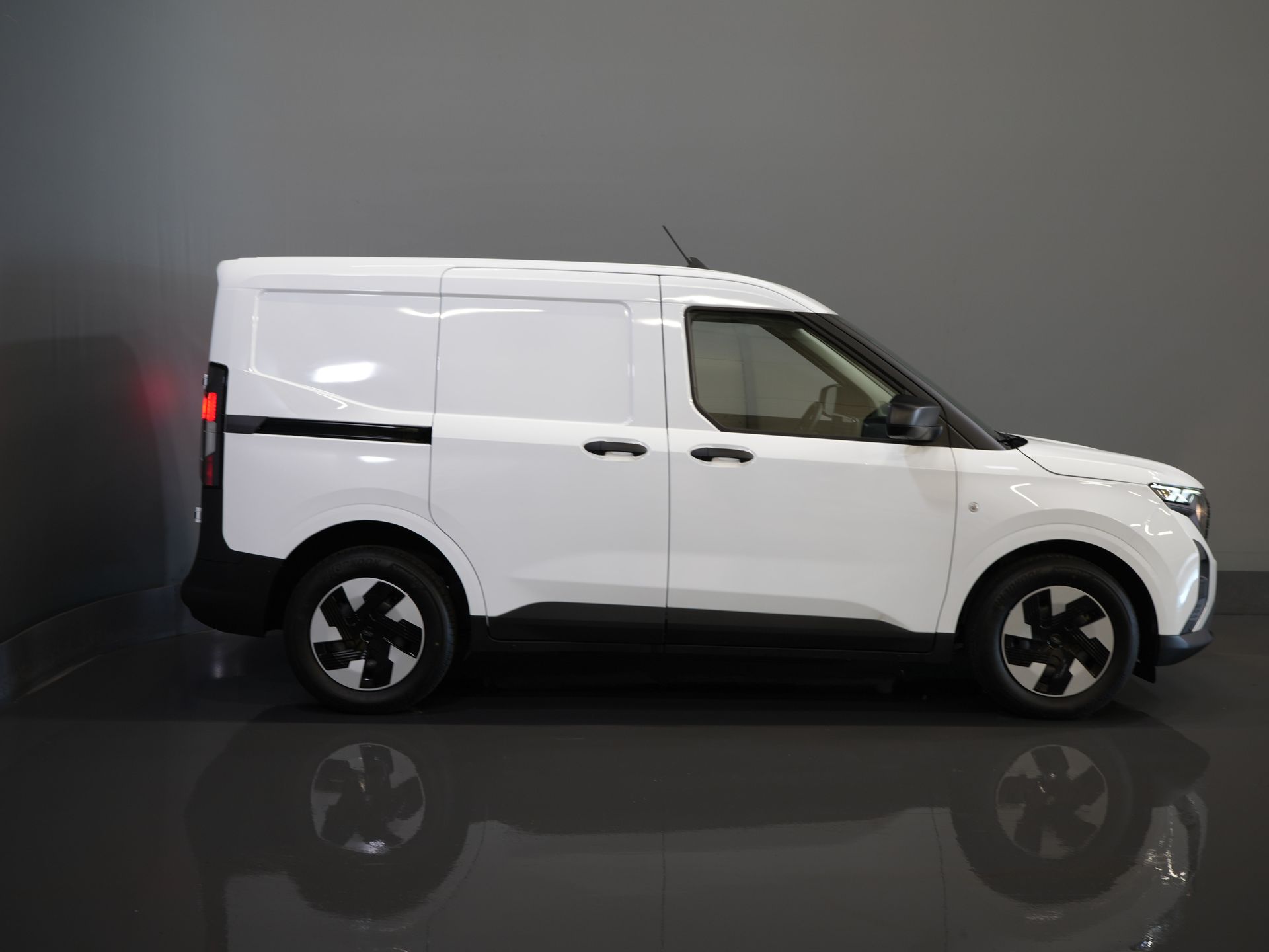Ford E-Transit Courier Bestelbus 44 kWh 293km WLTP/ Snellader/ Stoelverw./ Stuurverw./ Carplay/ Camera/ PDC/ Climate 10