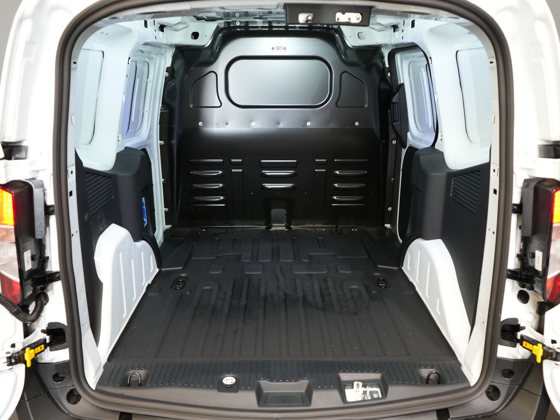 Ford E-Transit Courier Bestelbus 44 kWh 293km WLTP/ Snellader/ Stoelverw./ Stuurverw./ Carplay/ Camera/ PDC/ Climate 14